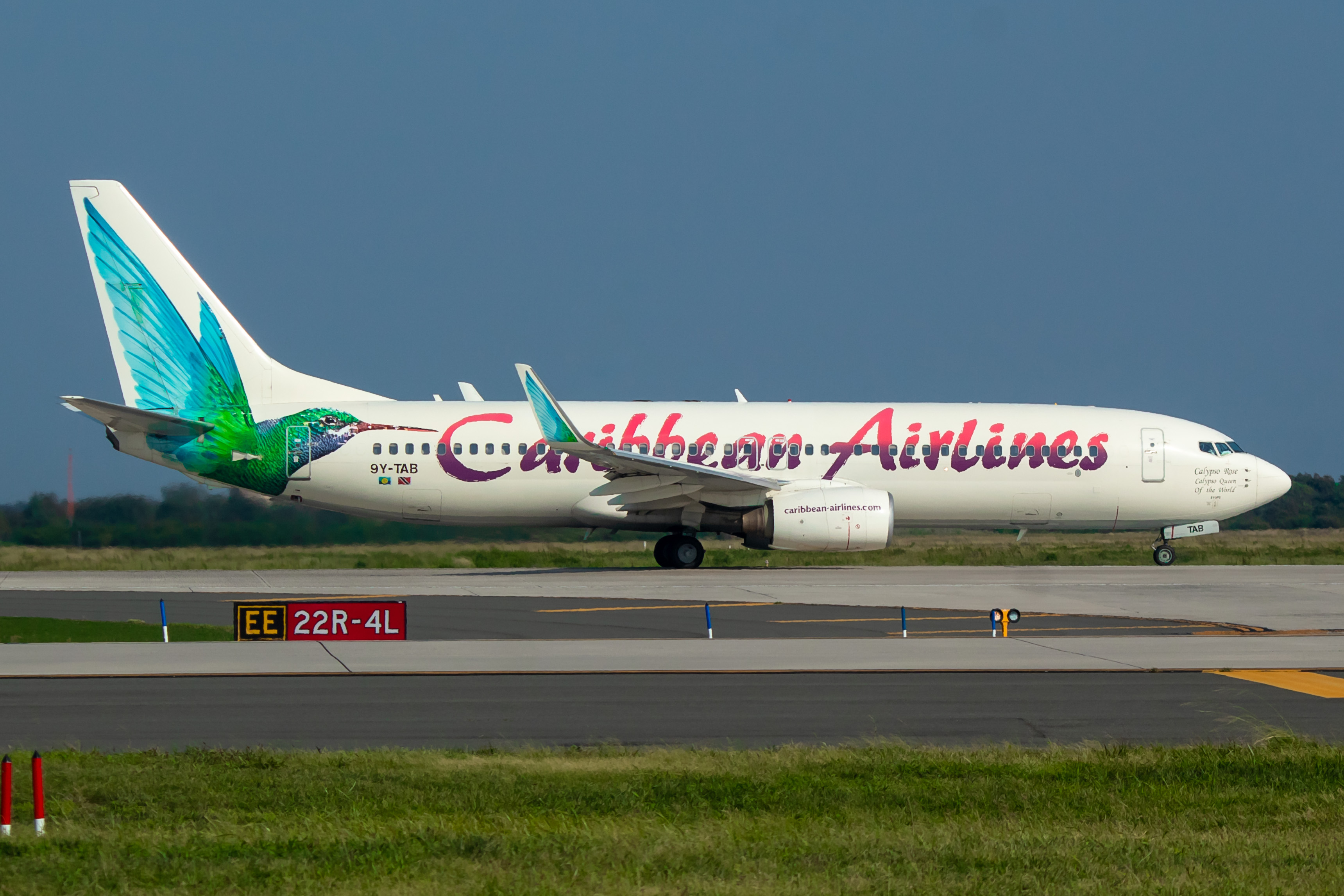 Full size: Caribbean Airlines Boeing 737-800 9Y-TAB at John F. Kennedy International Airport