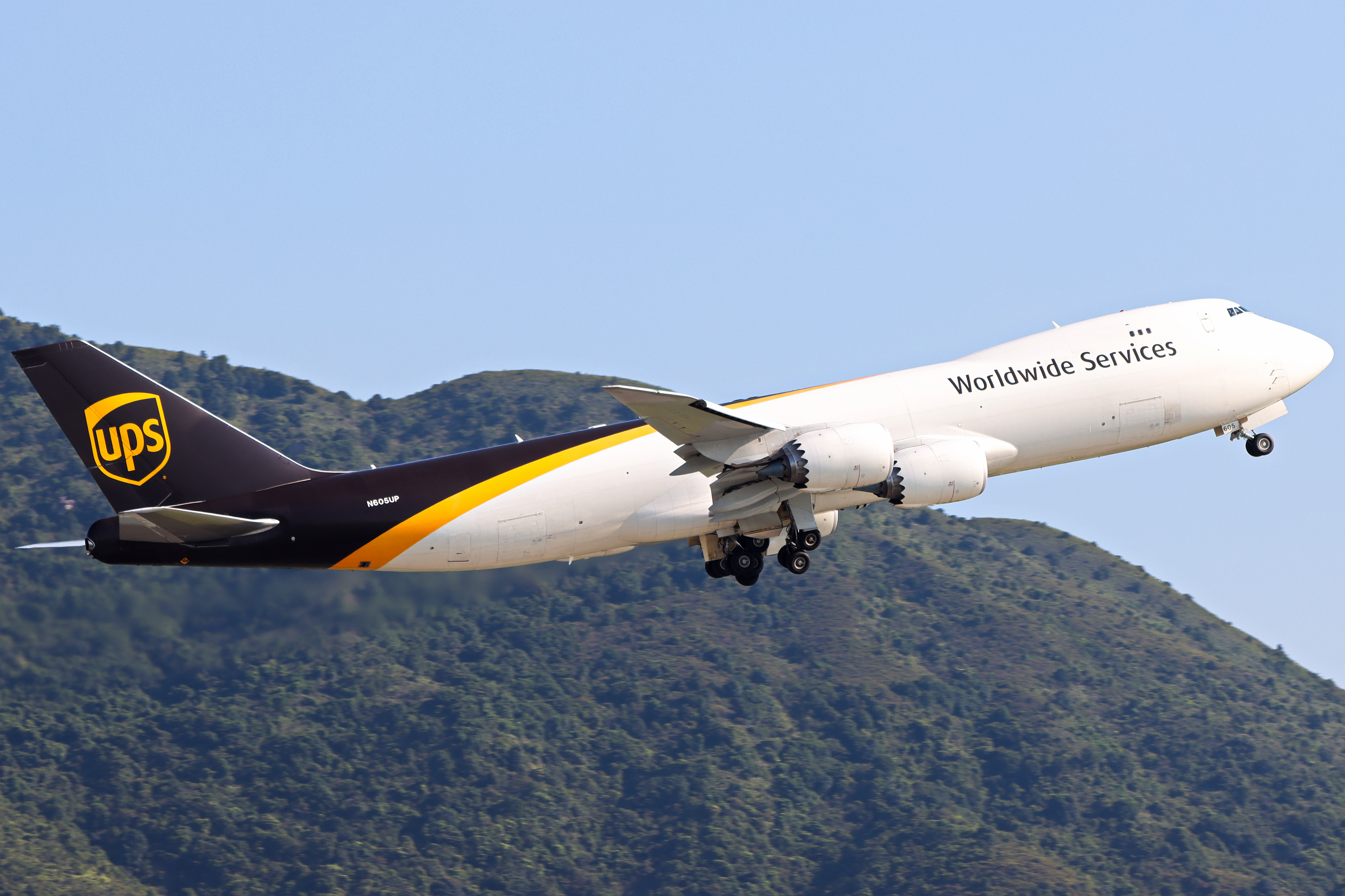 Full size: United Parcel Service Boeing 747-8F N605UP at Hong Kong International Airport