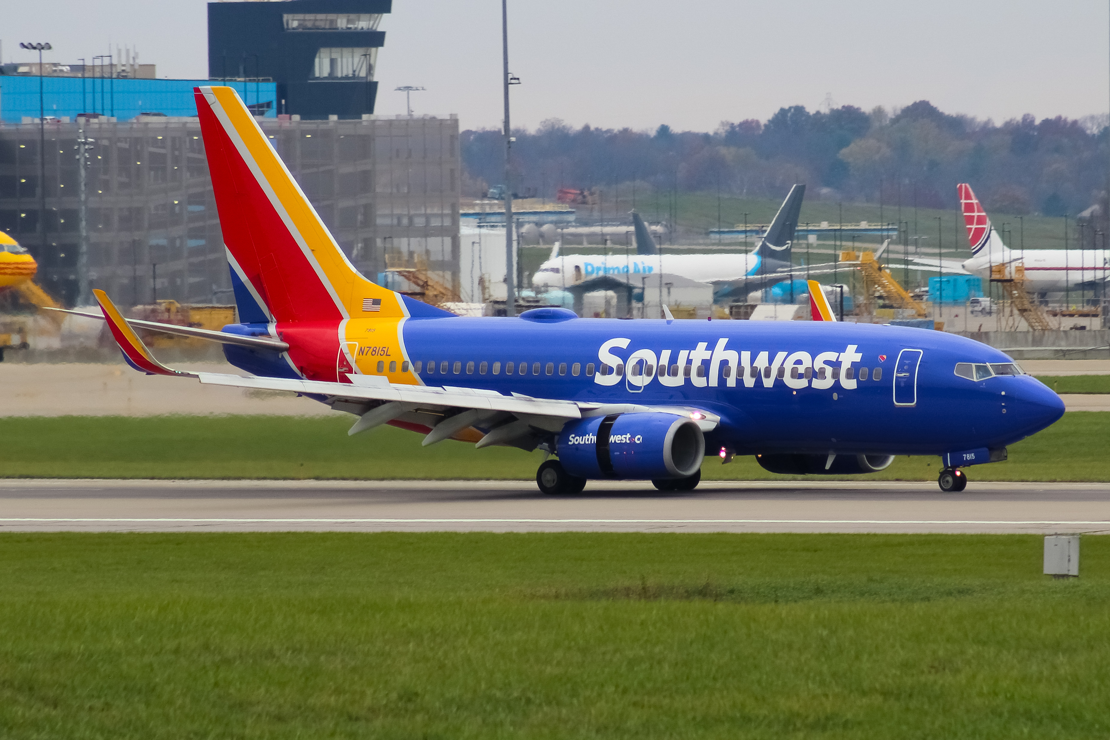 Full size: Southwest Airlines Boeing 737-700 N7815L at Cincinnati/Northern Kentucky International Airport