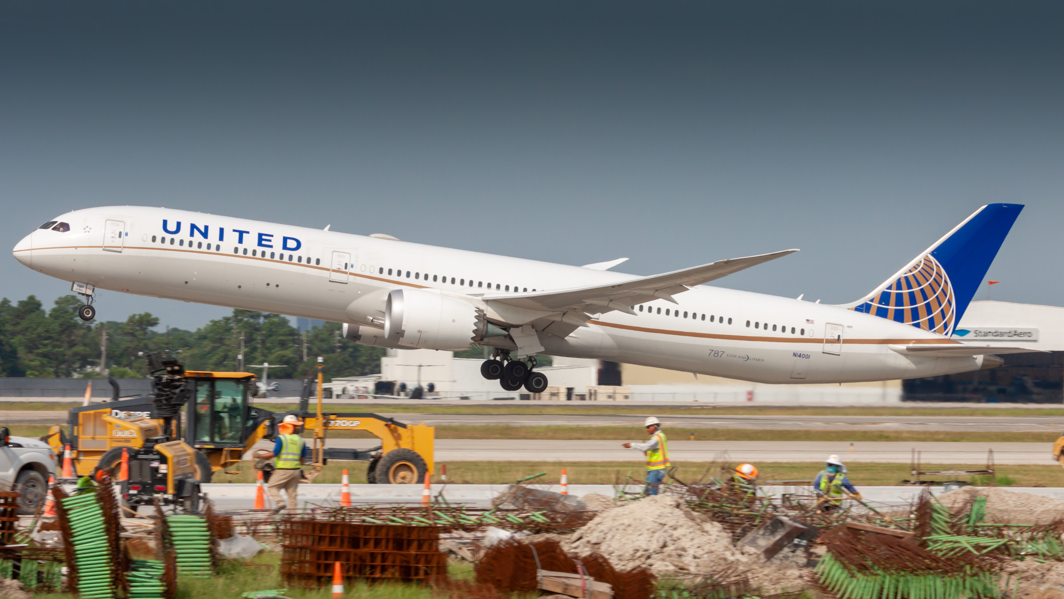 Full size: United Airlines Boeing 787-10 N14001 at Houston-George Bush Intercontinental Airport