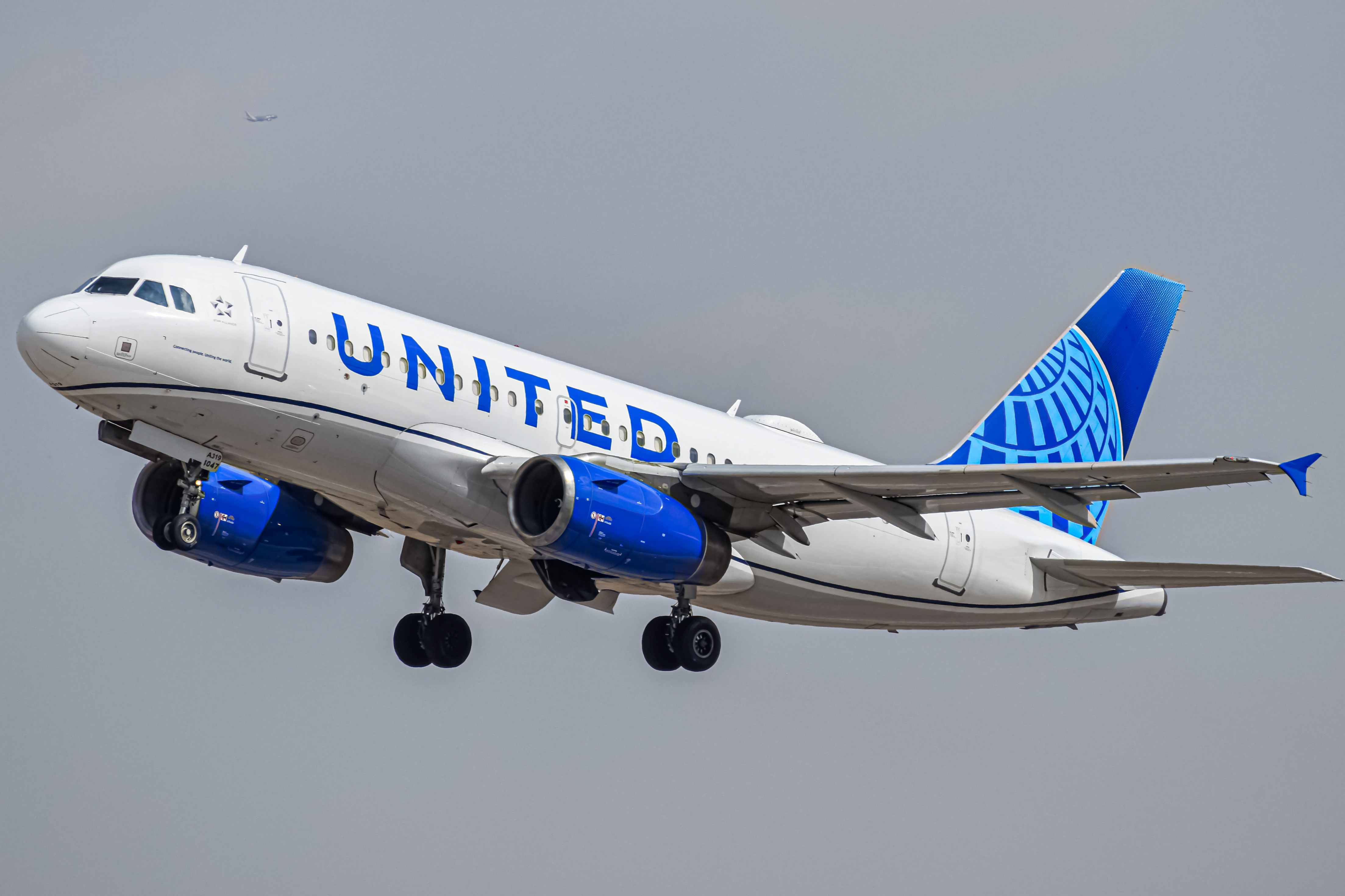 Full size: United Airlines  Airbus A319 N847UA at Denver International Airport