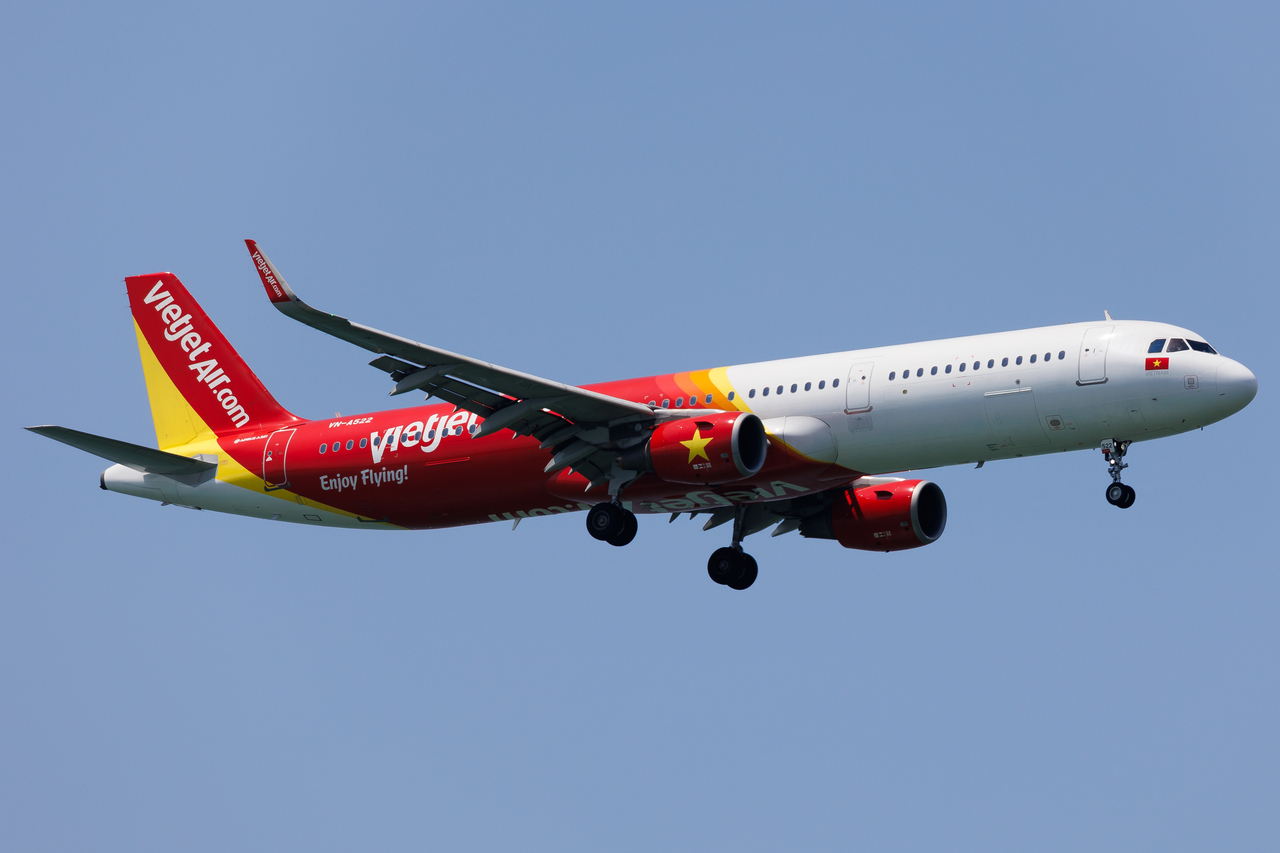 Full size: VietJetAir Airbus A321-200 VN-A522 at Singapore-Changi Airport