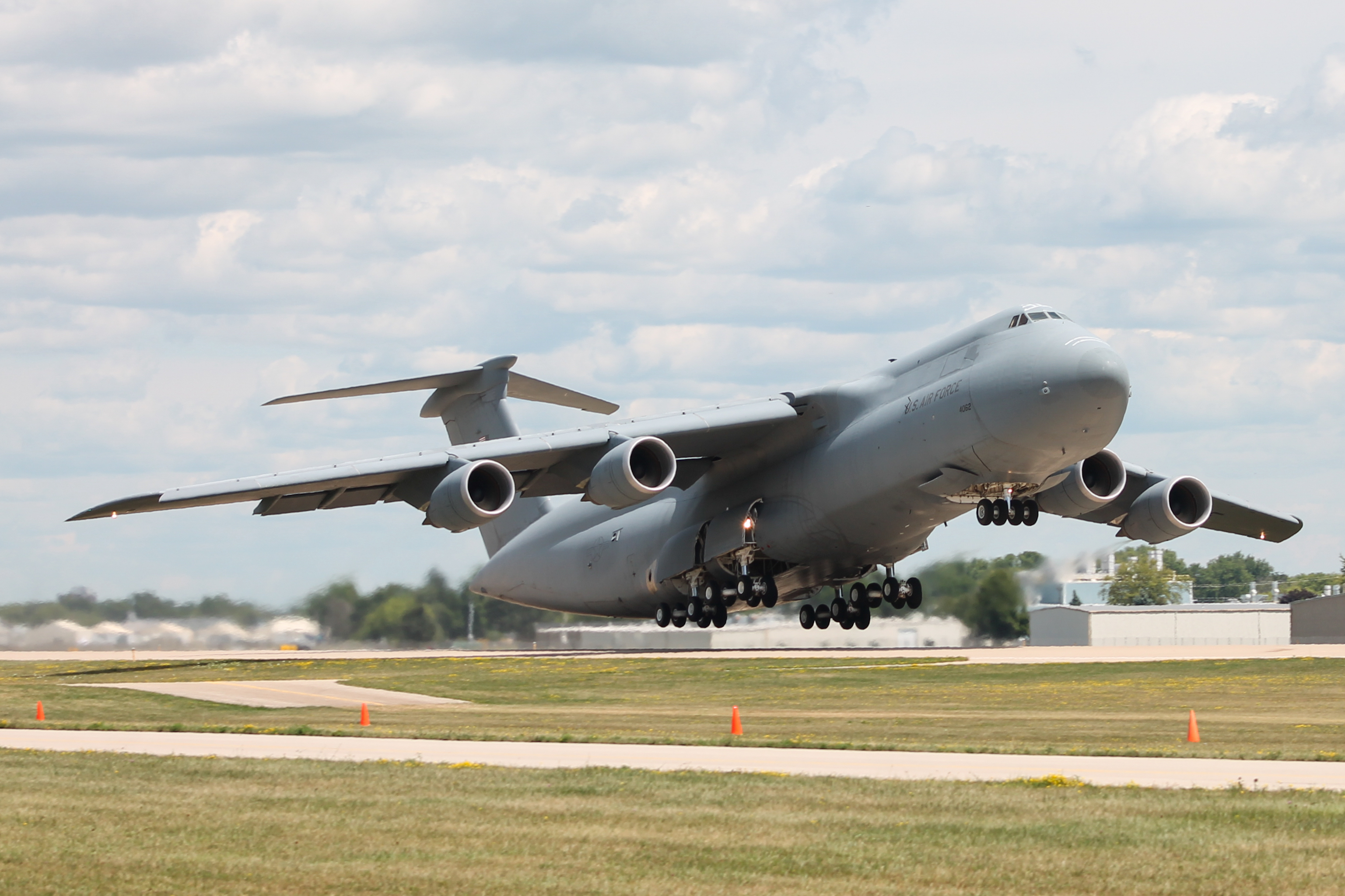 Full size: USAF - United States Air Force Lockheed C-5M Super Galaxy 	84-0062 at Wittman Regional Airport