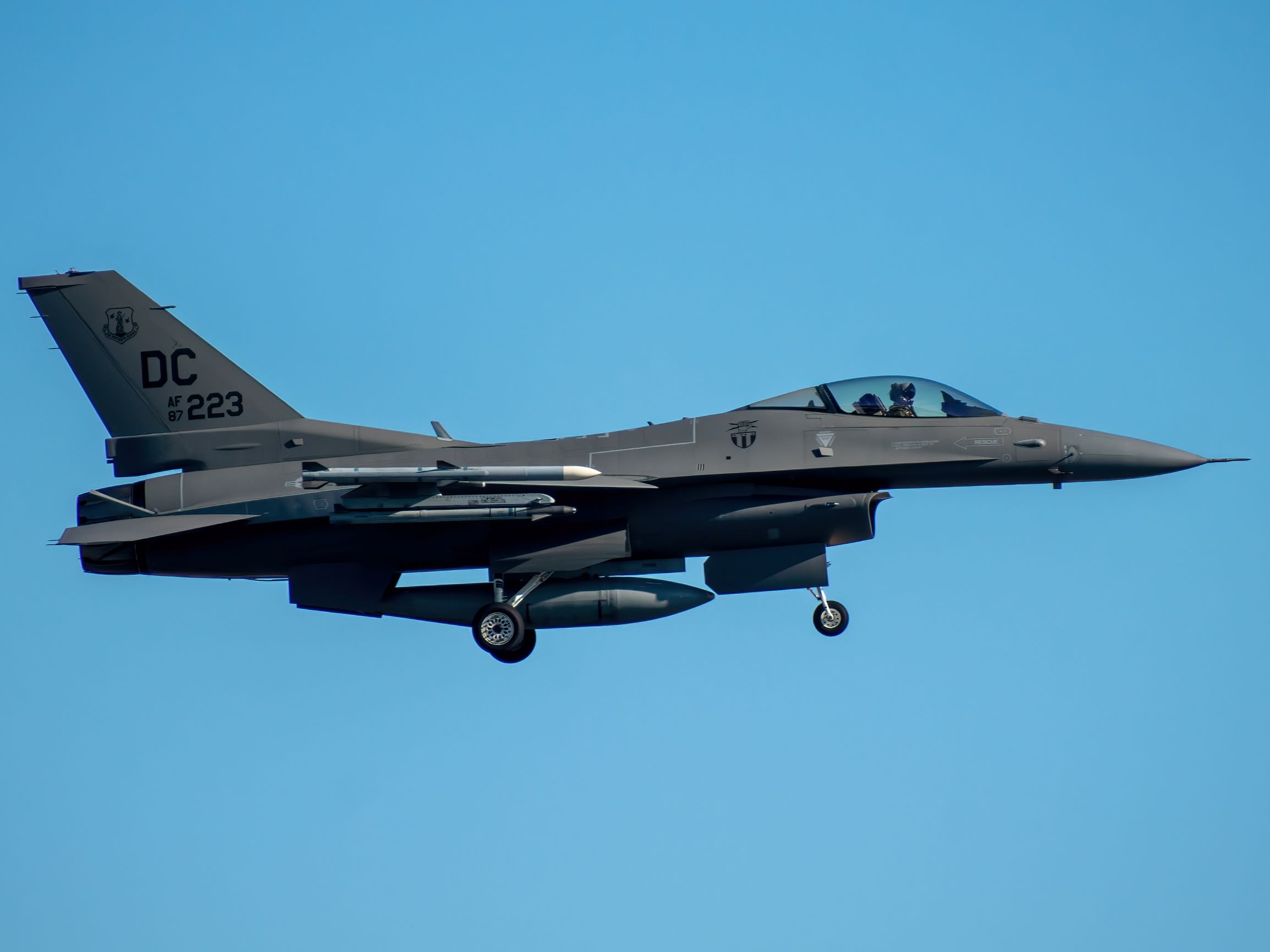 Full size: USAF - United States Air Force General Dynamics F-16 87-0223 at Joint Base Andrews