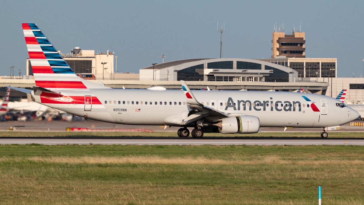 Full size: American Airlines Boeing 737-800 N959NN at Dallas-Fort Worth International Airport