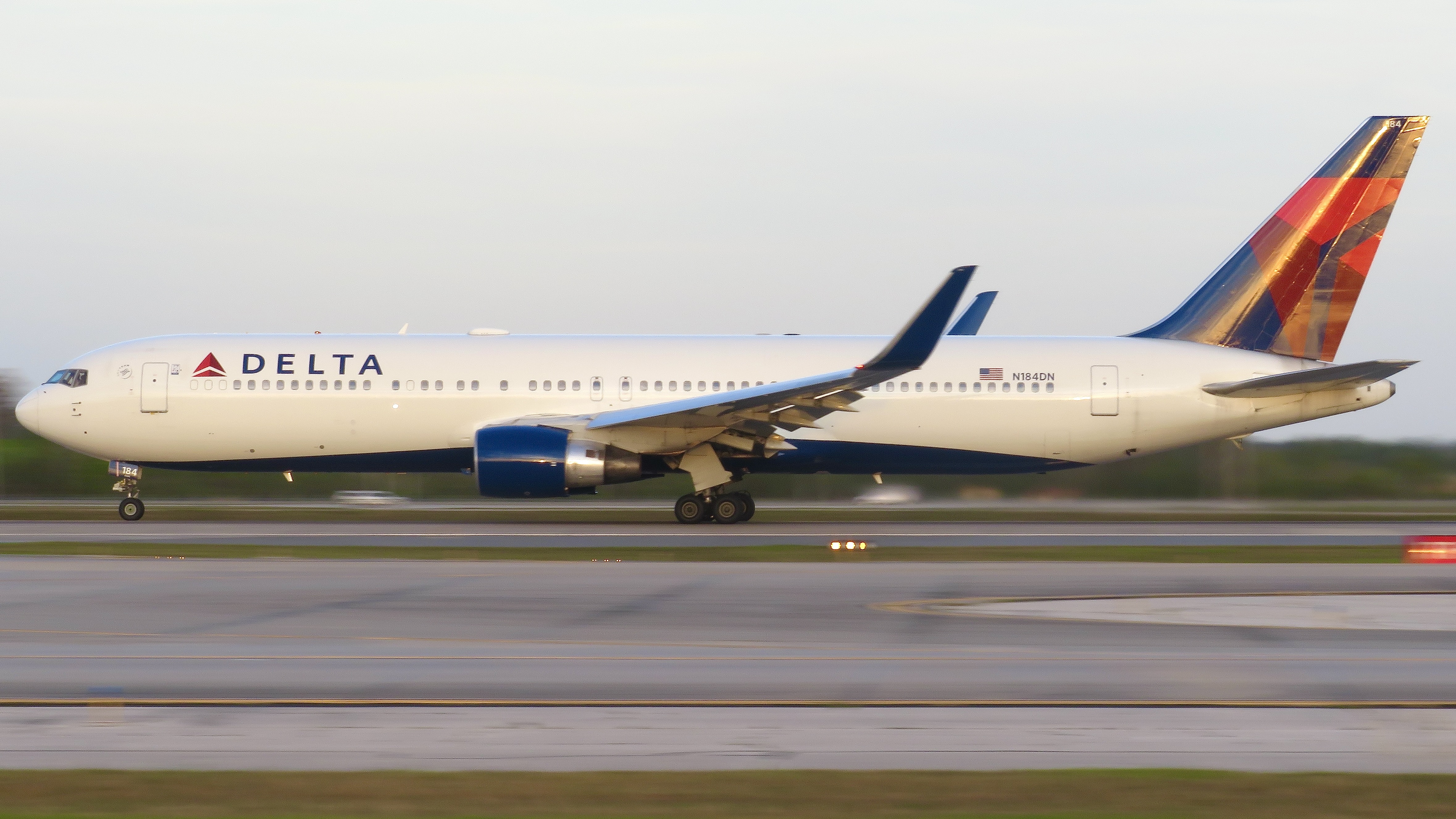 Full size: Delta Airlines Boeing 767-300ER N184DN at Orlando International Airport