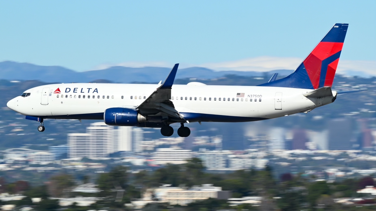 Full size: Delta Airlines Boeing 737-800 N3750D at Los Angeles International Airport