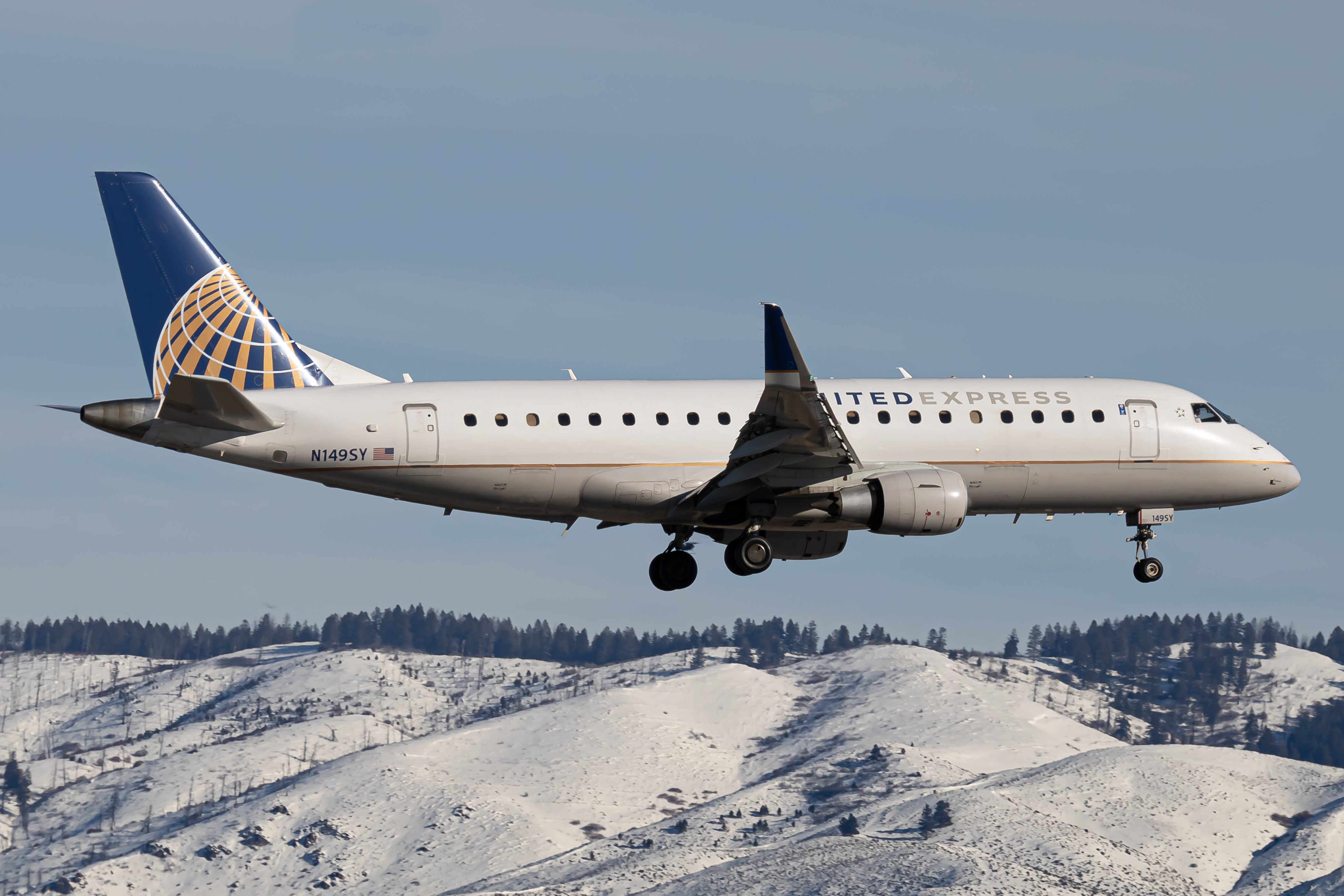 Full size: United Express Embraer E175 N149SY at Boise Air Terminal/Gowen Field