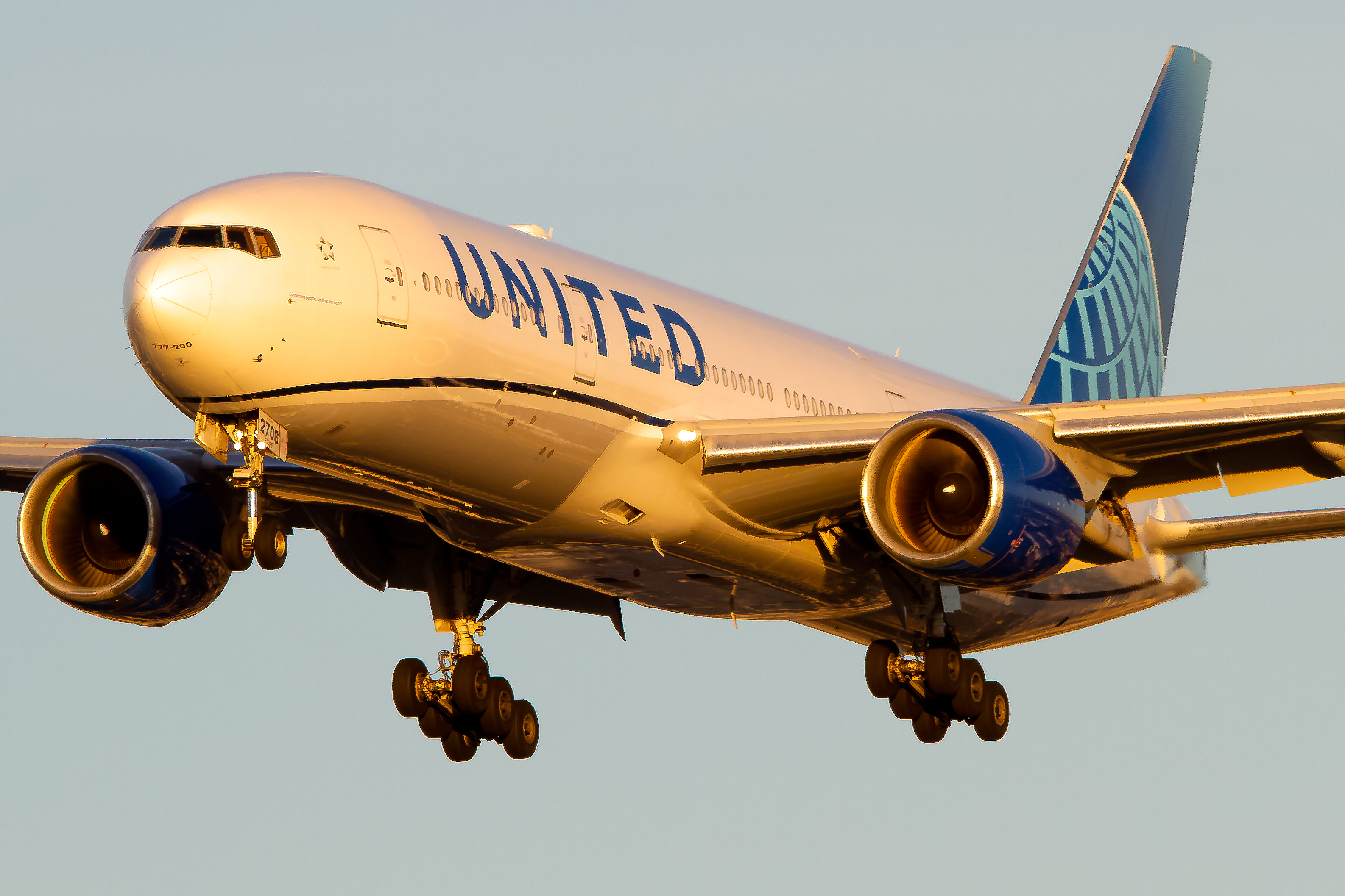Full size: United Airlines Boeing 777-200ER N206UA at Los Angeles International Airport