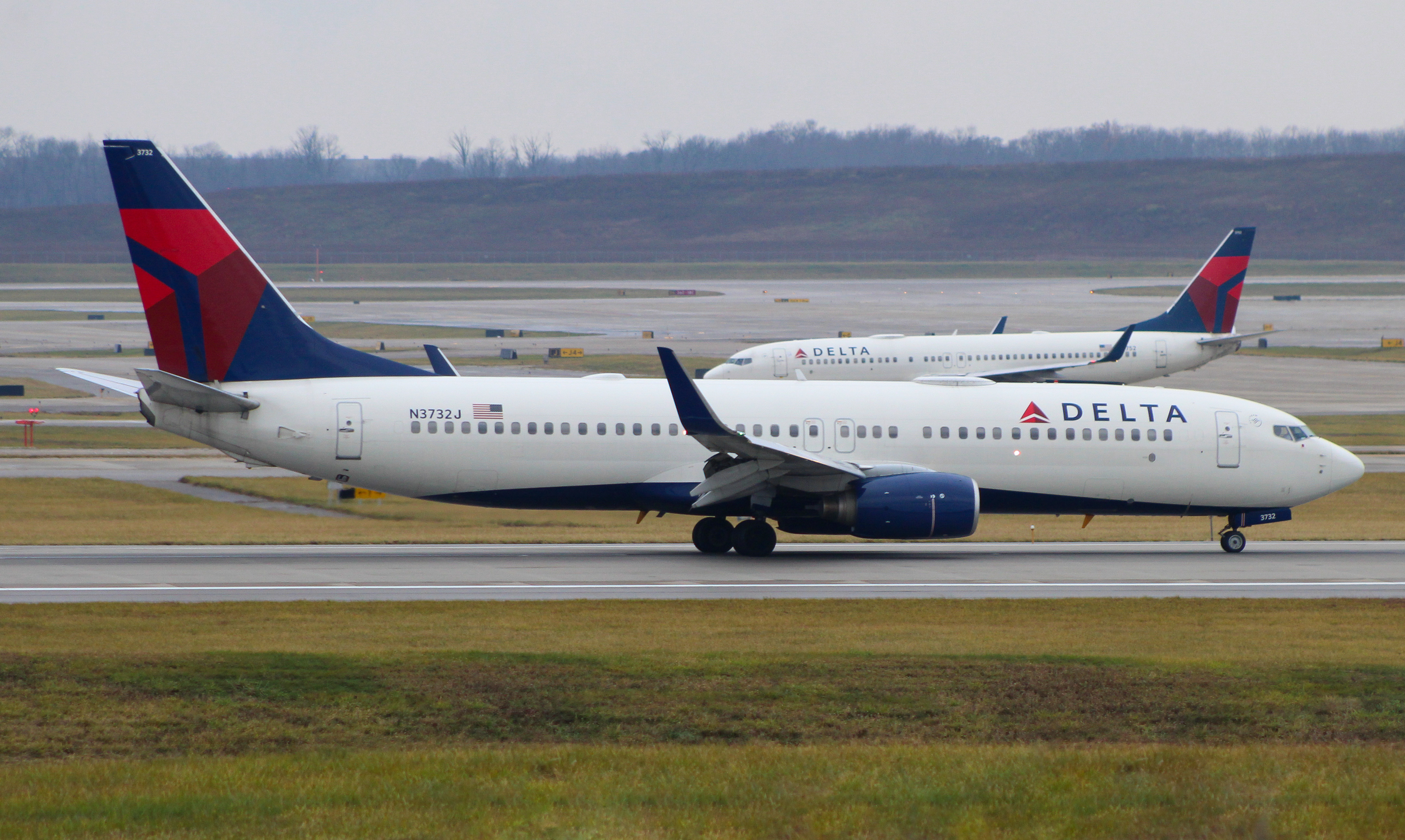 Full size: Delta Airlines Boeing 737-800 N3732J at Cincinnati/Northern Kentucky International Airport