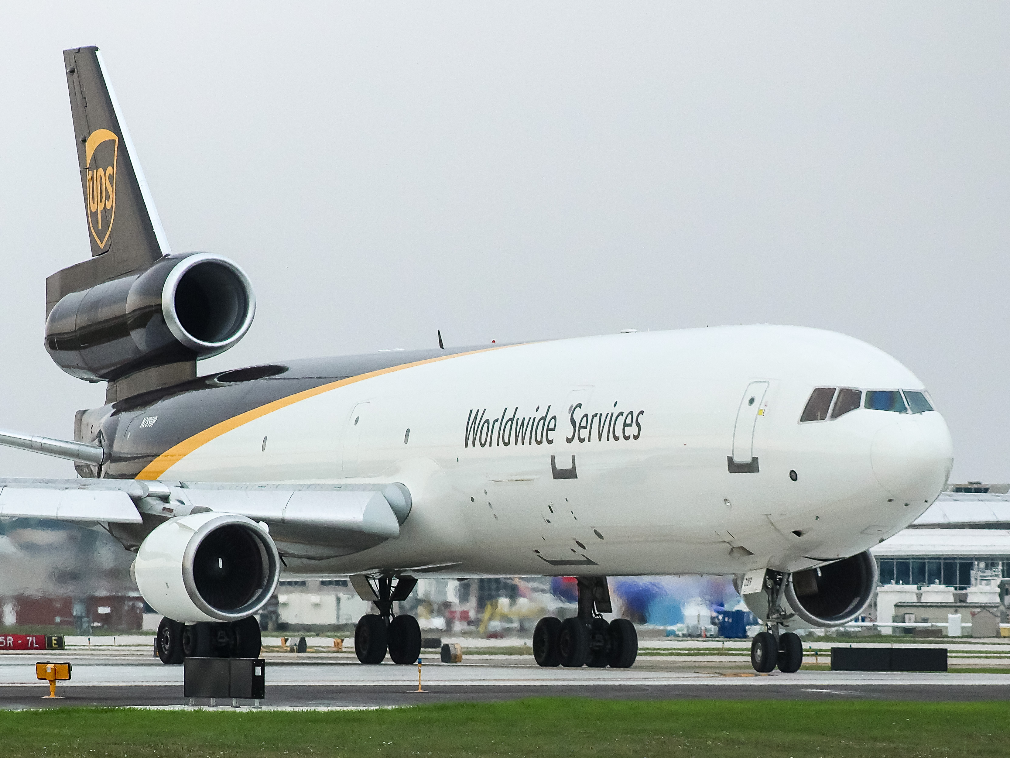 Full size: United Parcel Service McDonnell Douglas MD-11F N289UP at General Mitchell International Airport