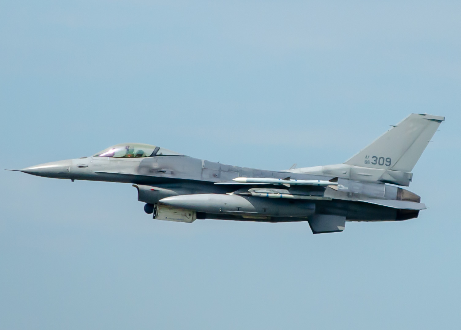 Full size: Air National Guard General Dynamics F-16 Fighting Falcon 860309 at Atlantic City International Airport
