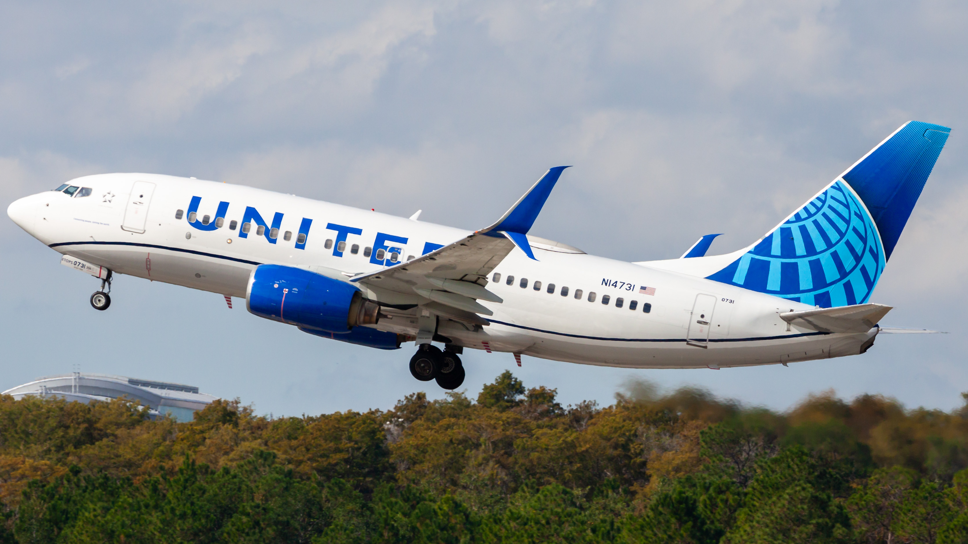 Full size: United Airlines Boeing 737-700 N14731 at Orlando International Airport