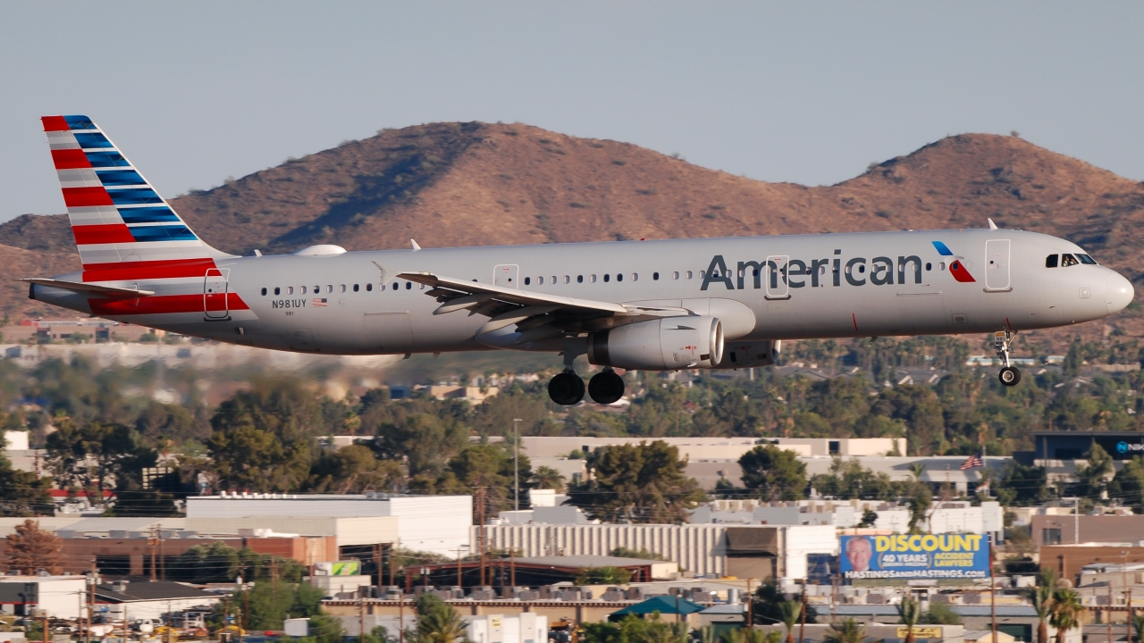 Full size: American Airlines Airbus A321-200 N981UY at Phoenix Sky Harbor International Airport