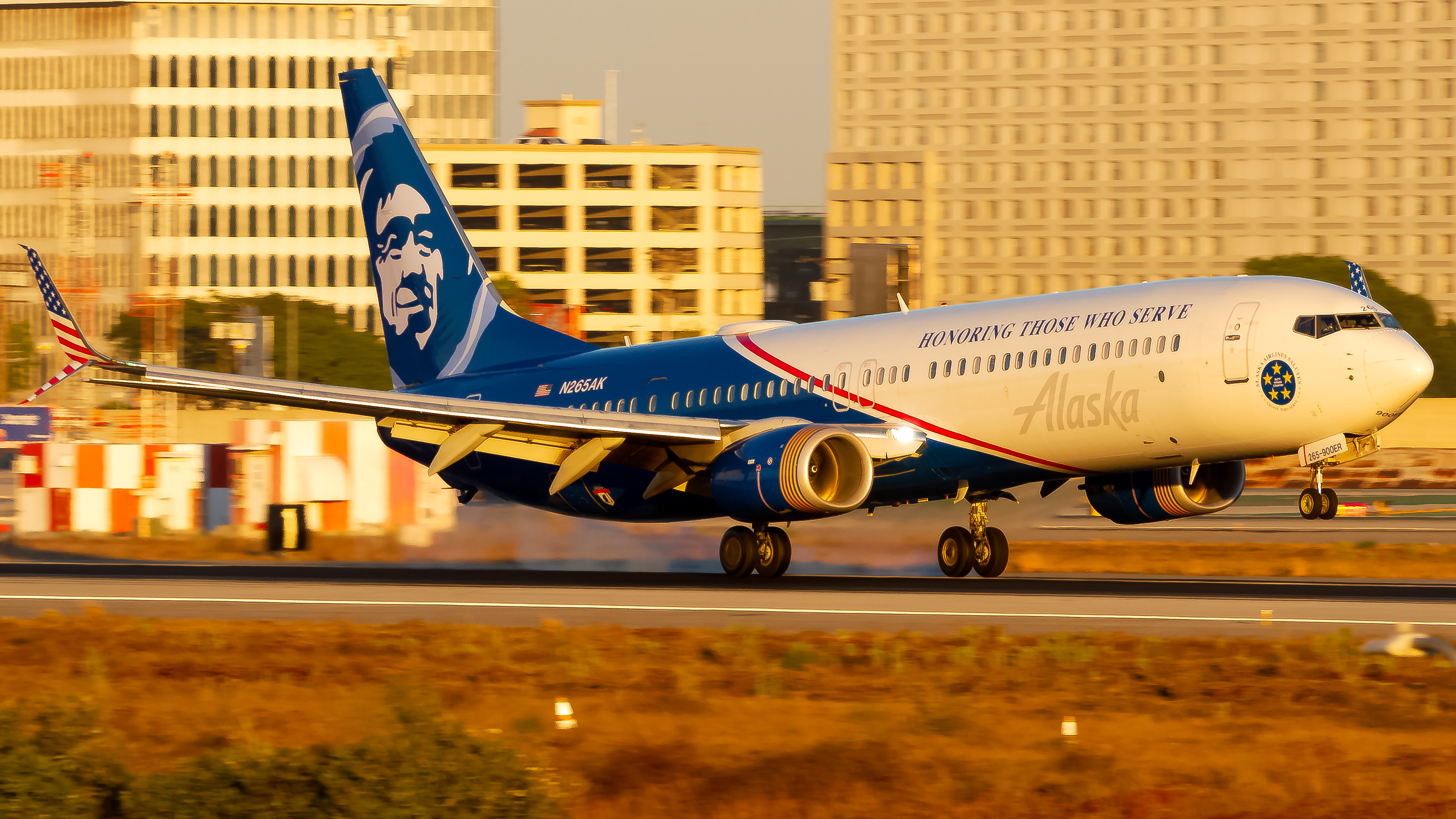 Full size: Alaska Airlines Boeing 737-900ER N265AK at Los Angeles International Airport