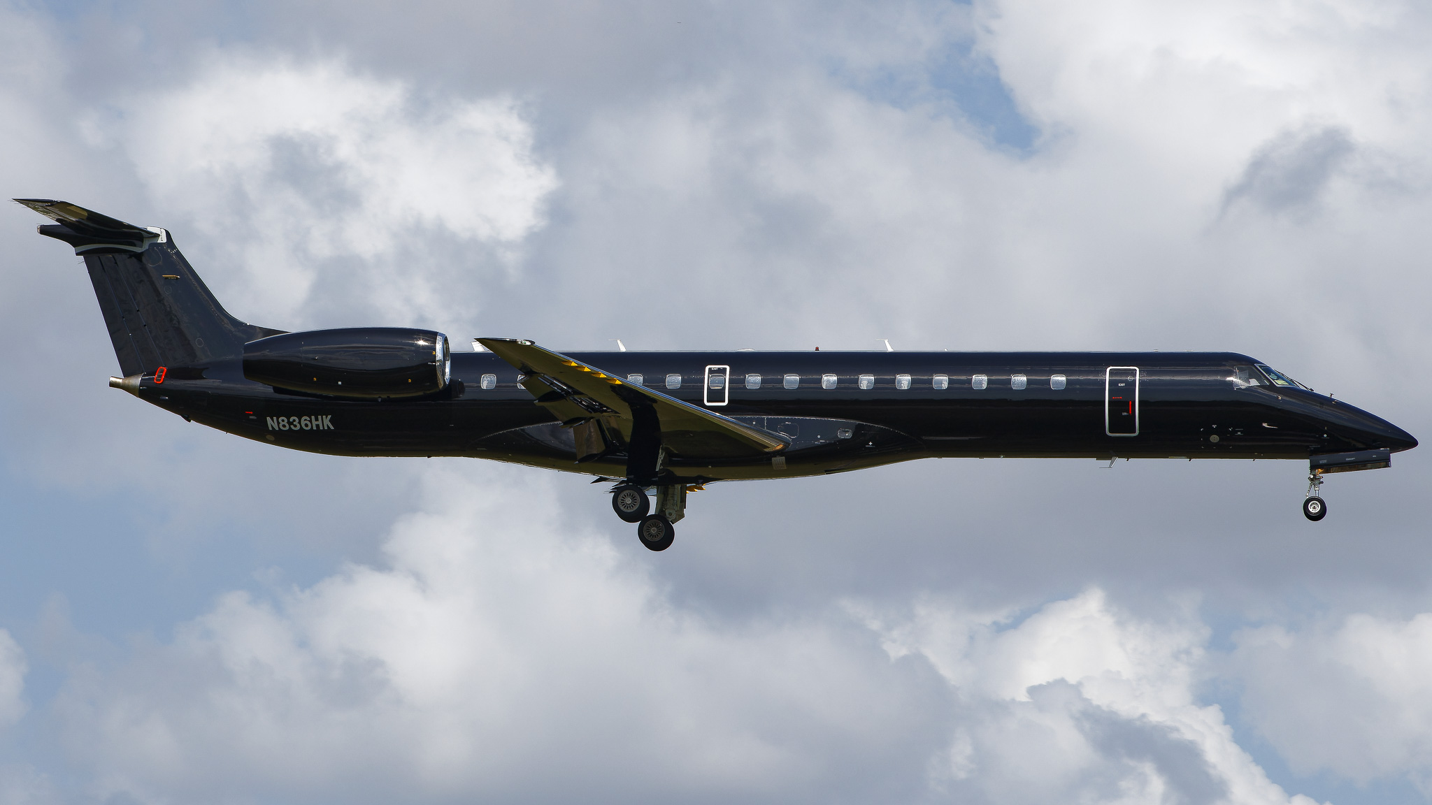 Full size:  Road Run Air Embraer ERJ145 N836HK at Tampa International Airport