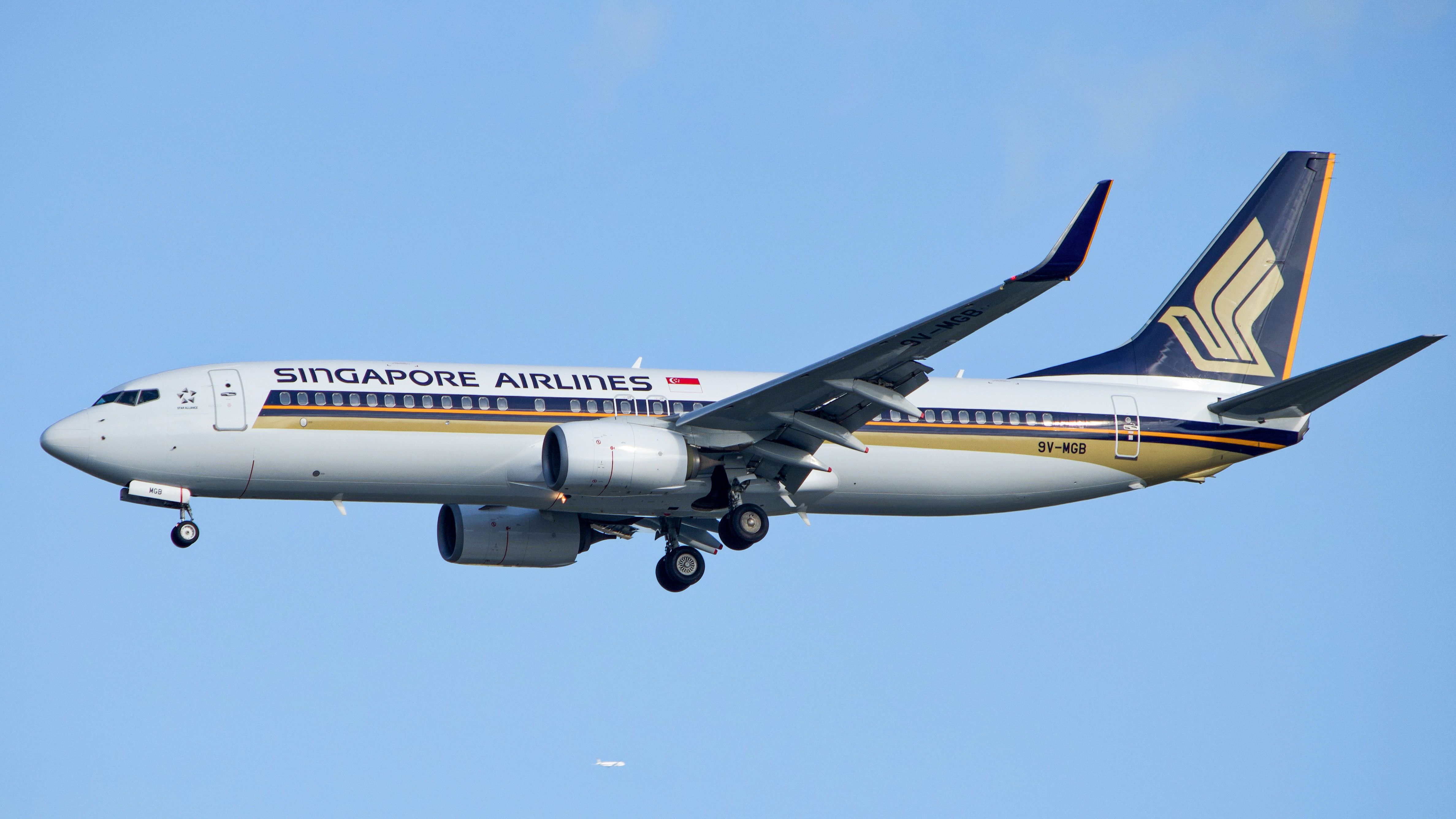 Full size: Singapore Airlines Boeing 737-800 9V-MGB at Singapore-Changi Airport