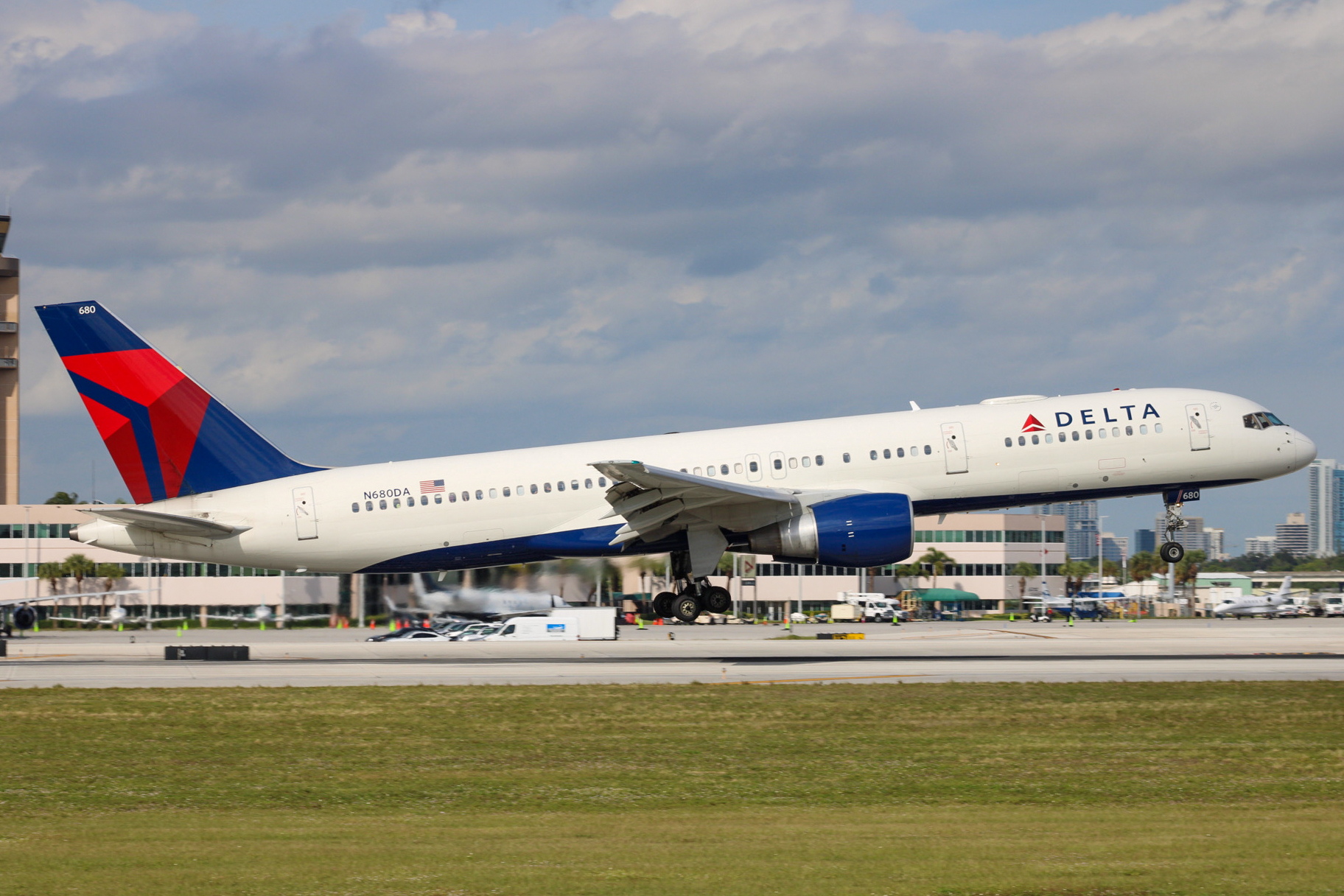 Full size: Delta Airlines Boeing 757-200 N680DA at Fort Lauderdale/Hollywood International Airport