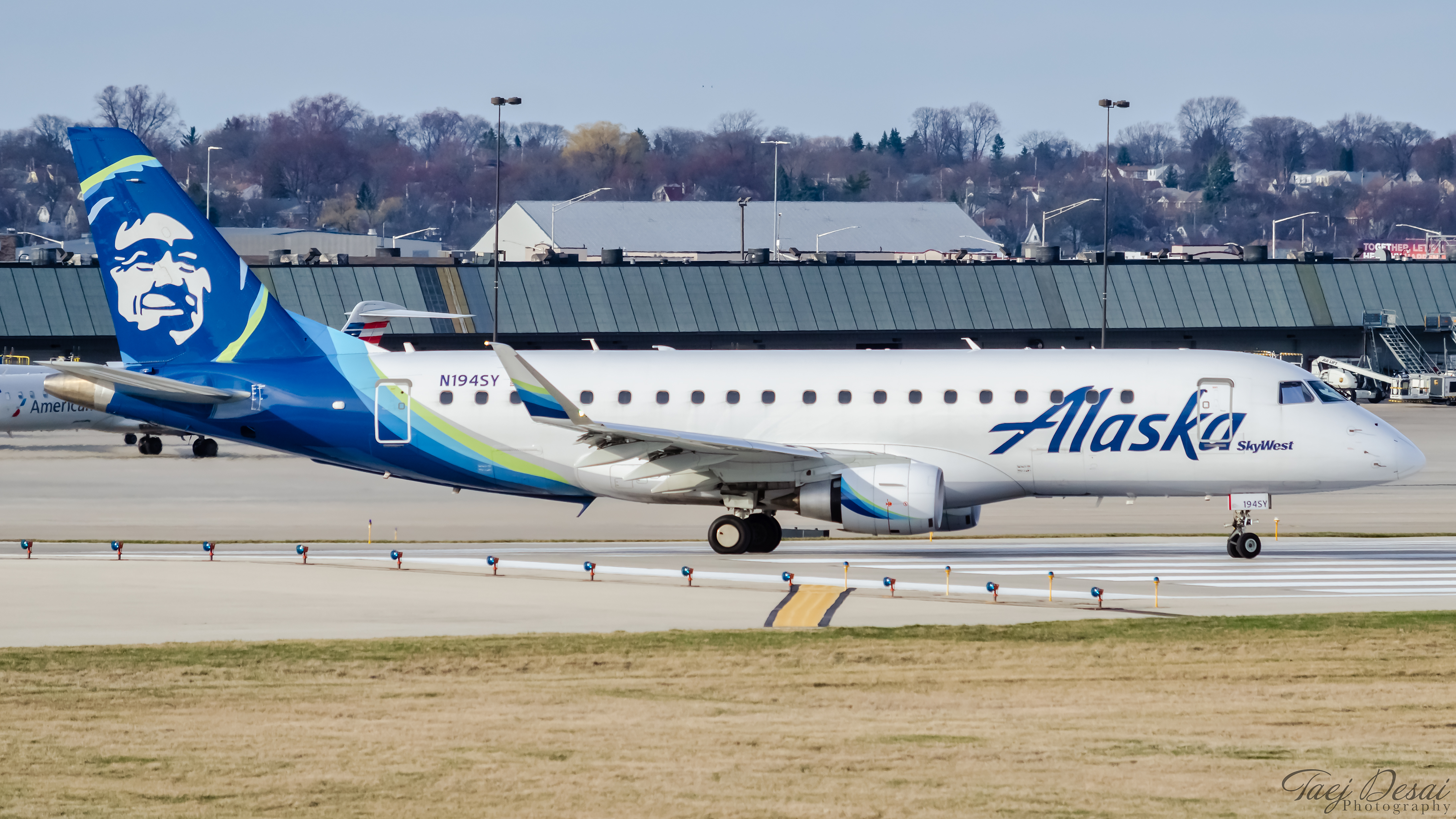 Full size: Alaska Airlines Embraer E175 N194SY at General Mitchell International Airport