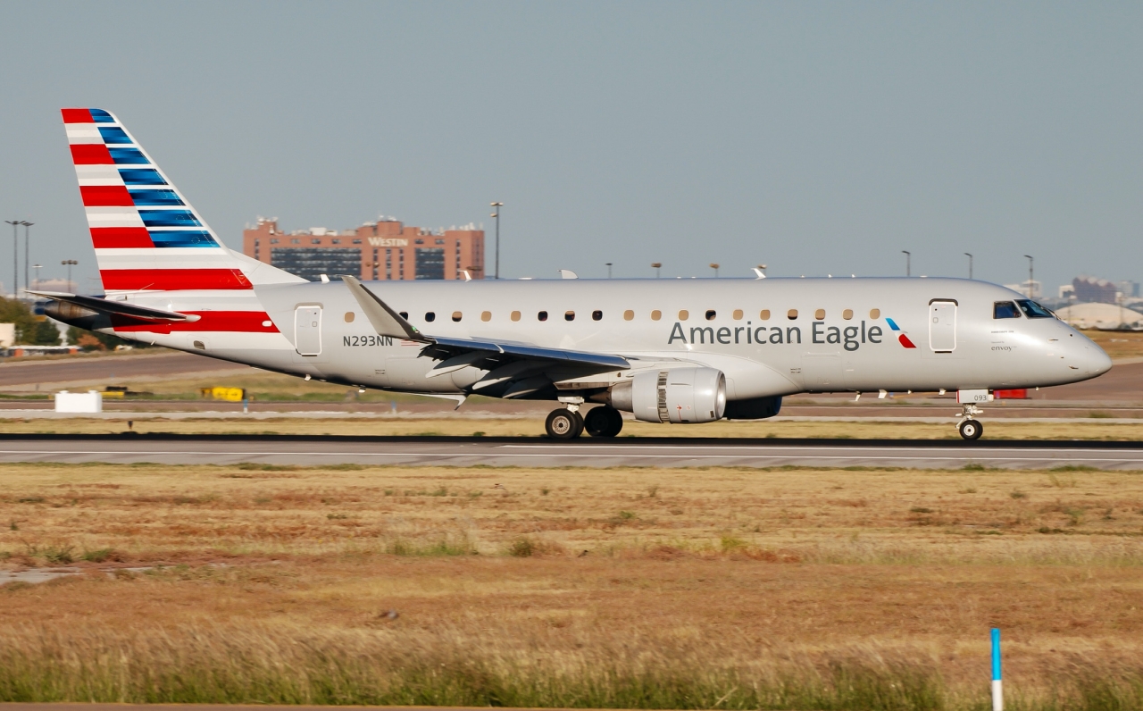 Full size: American Eagle Embraer E175 N293NN at Dallas-Fort Worth International Airport
