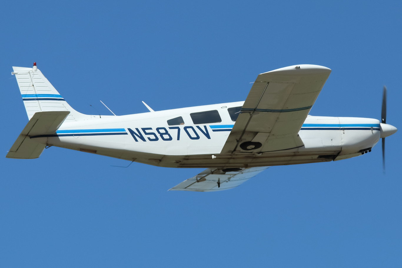 Full size: PRIVATE Piper PA-32 N5870V at York Airport