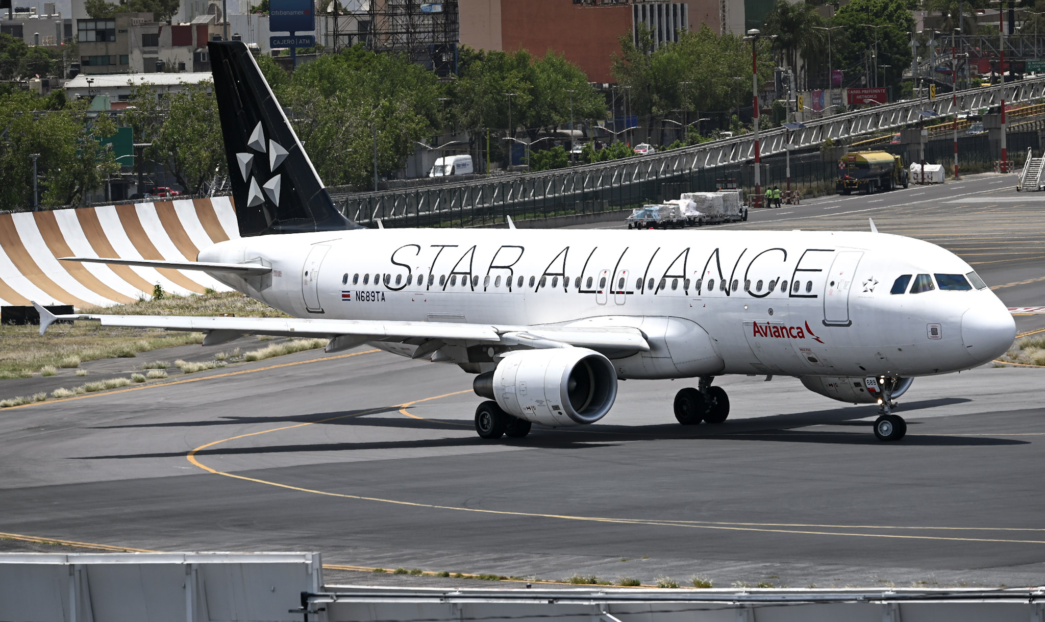 Full size: Avianca Airbus A320 N689TA at Mexico City International Airport