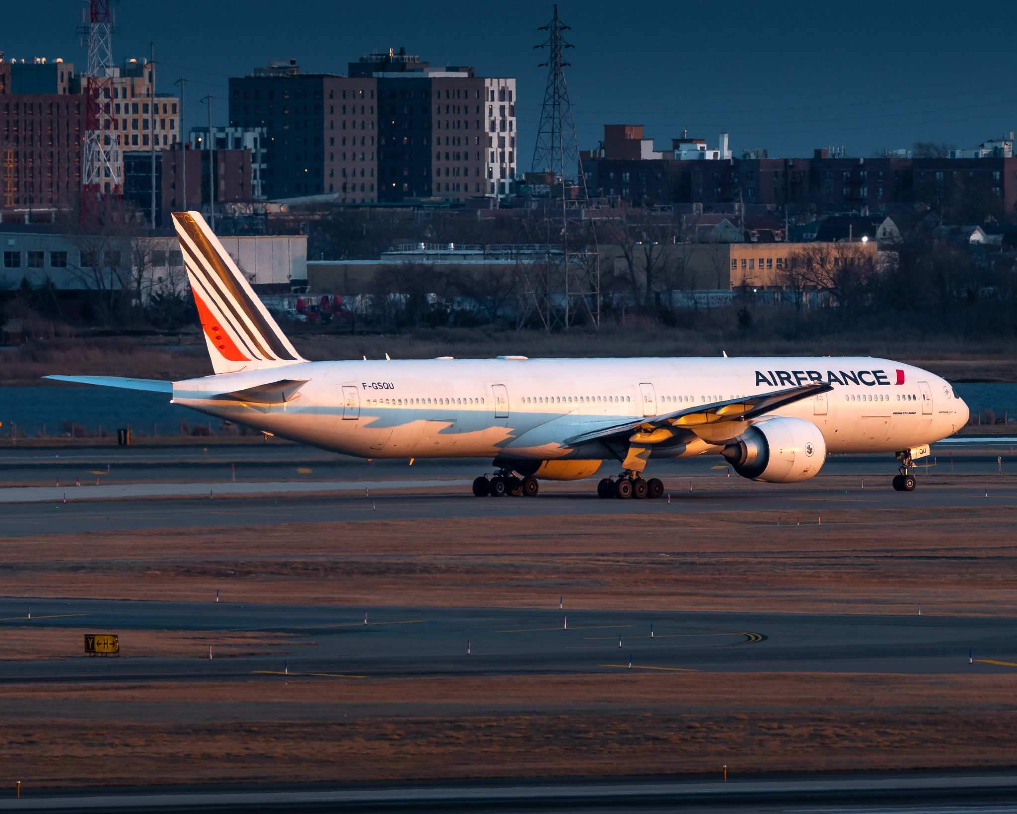 Full size: Air France Boeing 777-300ER F-GSQU at John F. Kennedy International Airport