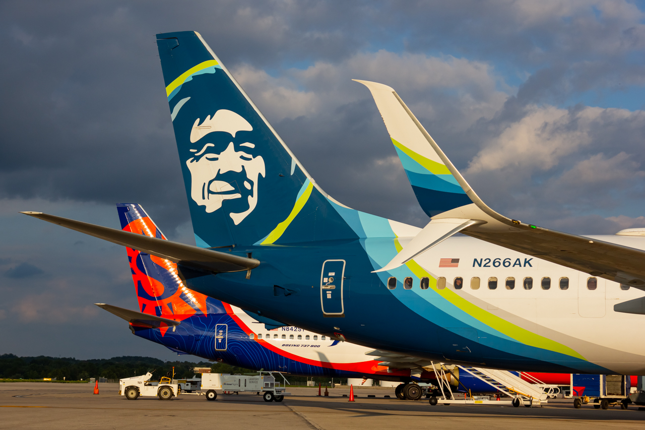 Full size: Alaska Airlines Boeing 737-900ER N266AK at John Glenn Columbus International Airport