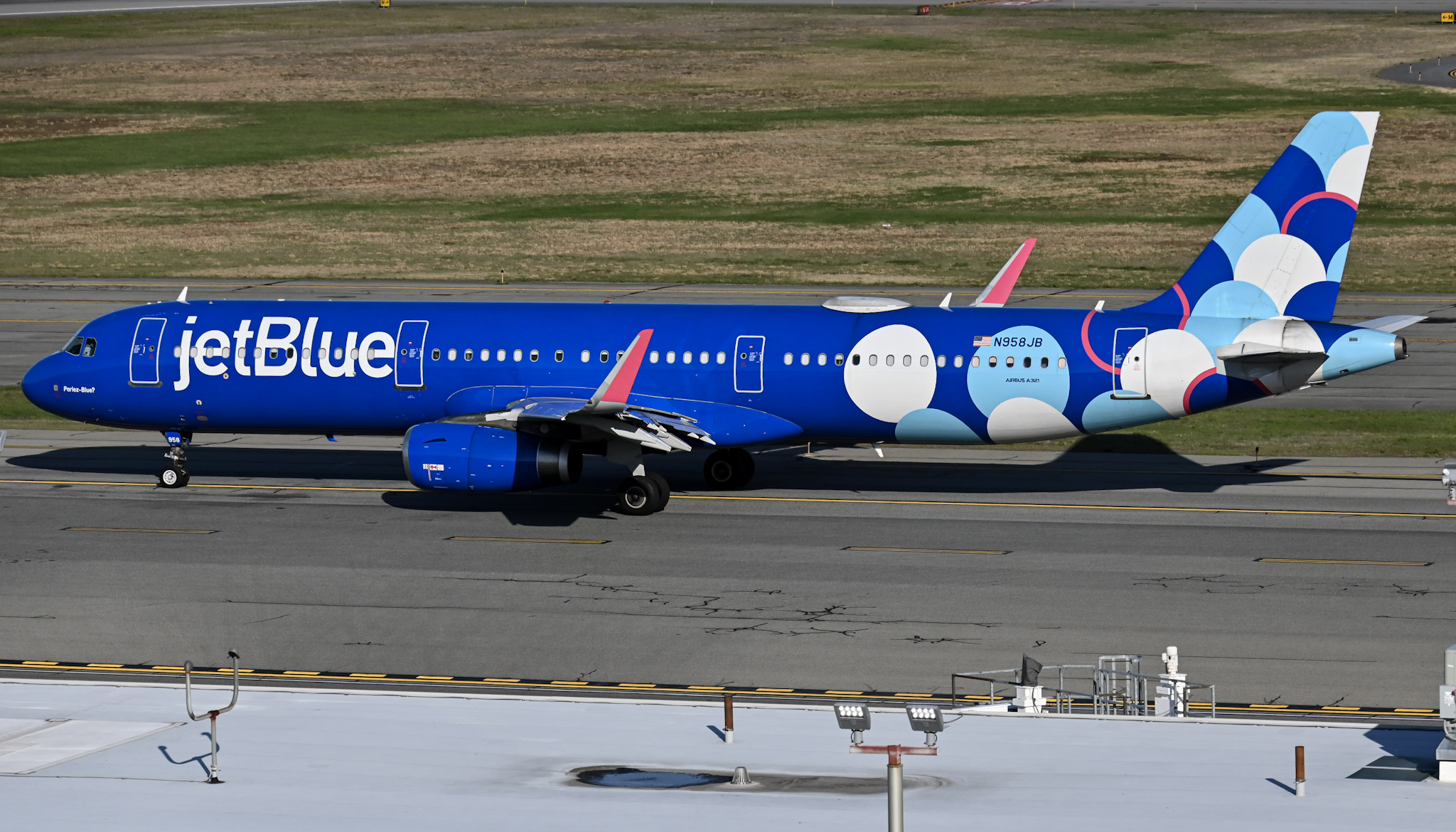 Full size: JetBlue Airways Airbus A321-200 N958JB at Theodore Francis Green State Airport