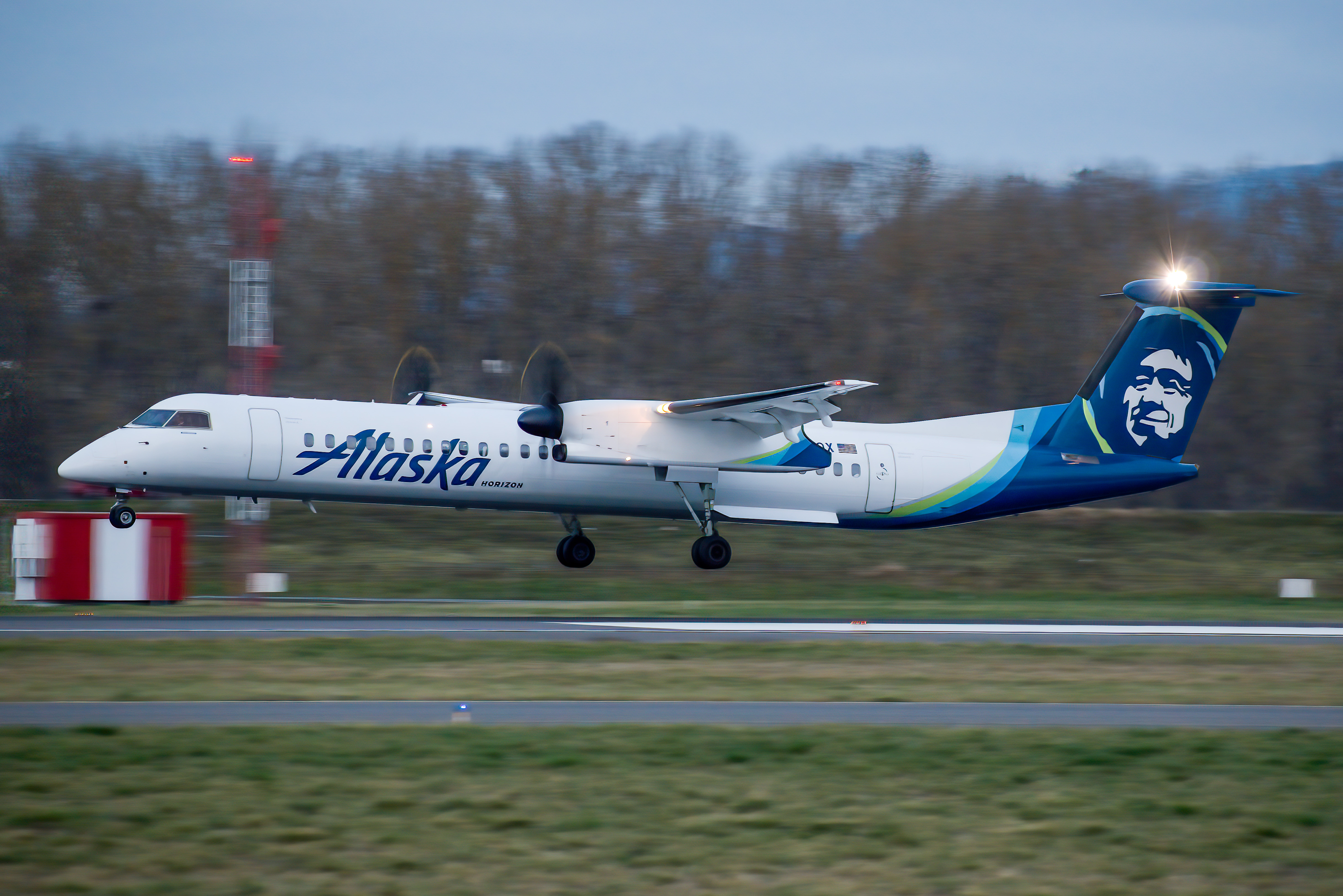 Full size: Alaska Airlines De Havilland DHC-8 N441QX at Portland International Airport
