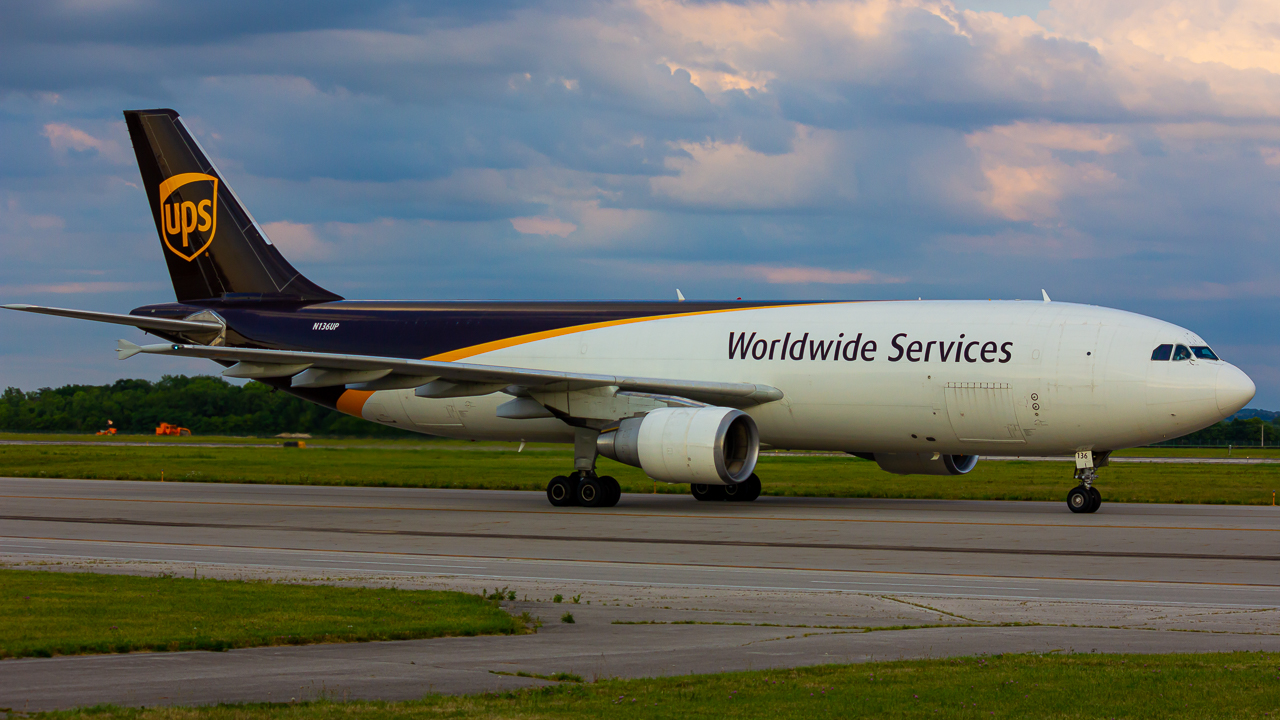 Full size: United Parcel Service Airbus A300-600 N136UP at Rickenbacker International Airport
