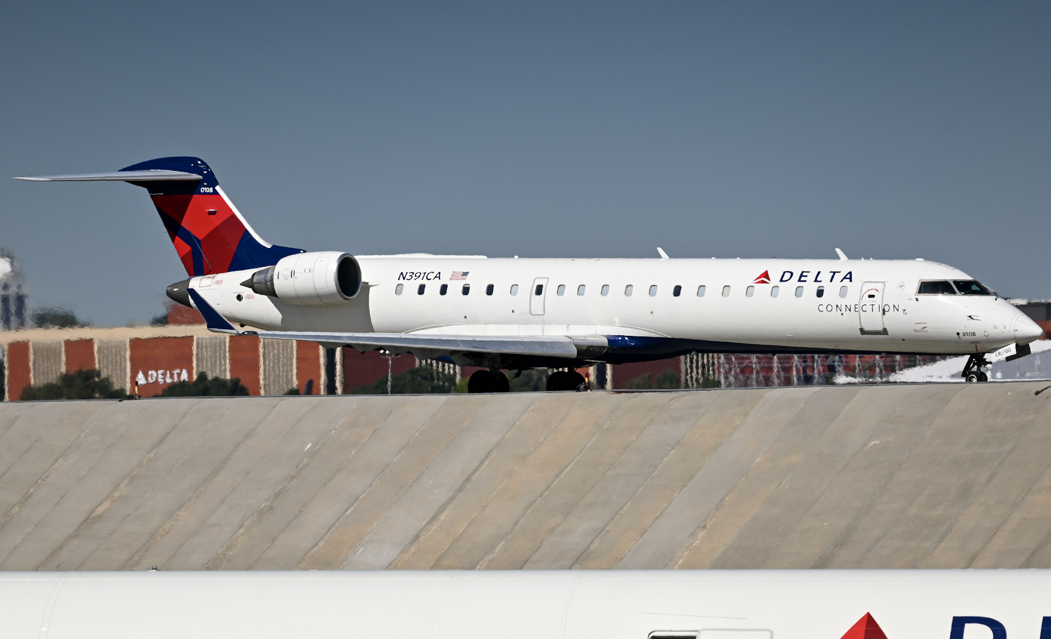 Full size: Delta Connection Mitsubishi CRJ-700 N391CA at Hartsfield-Jackson Atlanta International Airport