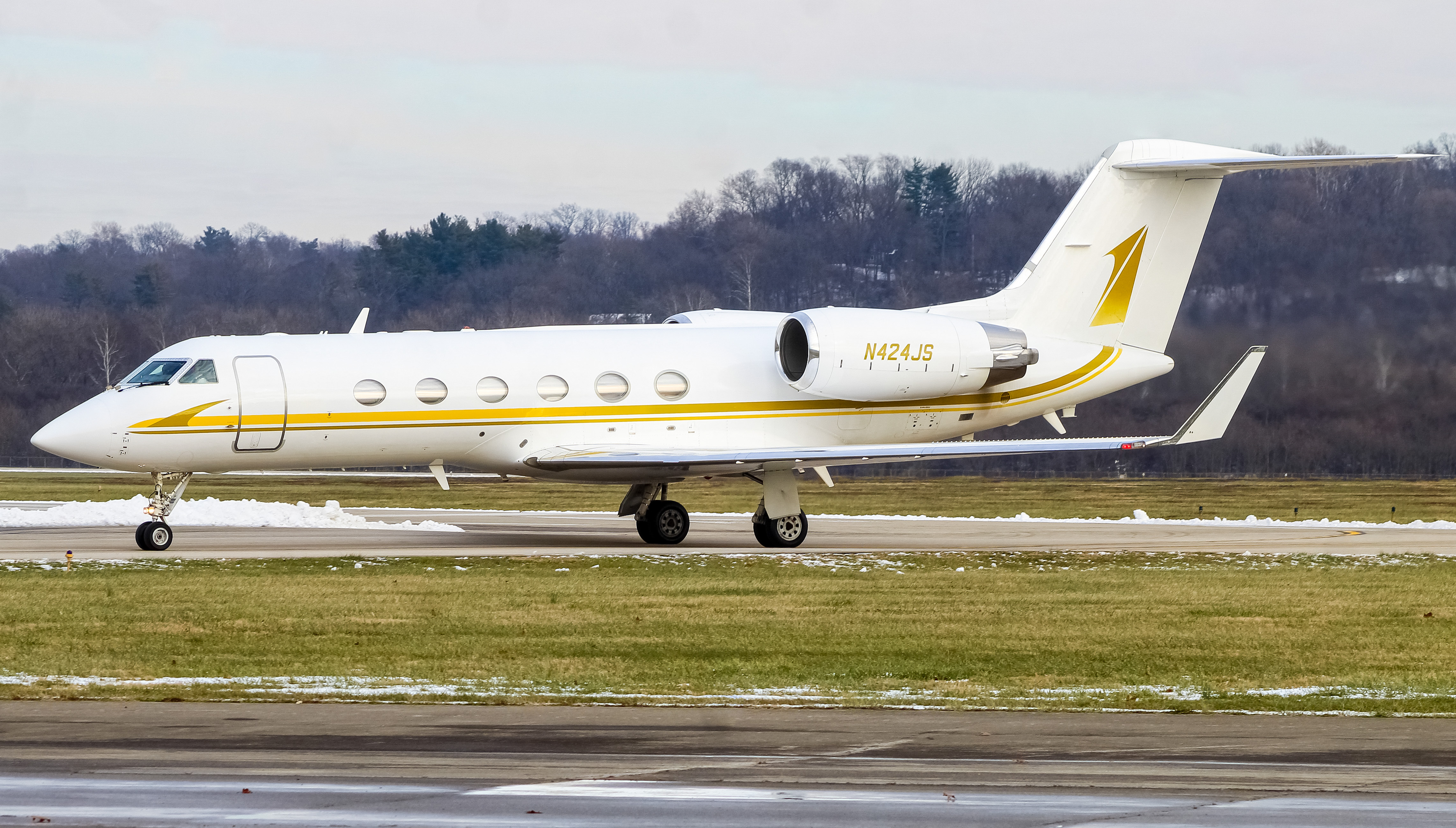 Full size: PRIVATE  Gulfstream IV N424JS at Cincinnati Municipal Airport/Lunken Field
