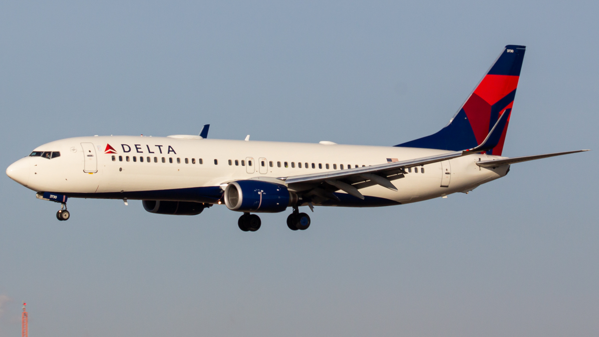 Full size: Delta Airlines Boeing 737-800 N3730B at Cincinnati/Northern Kentucky International Airport