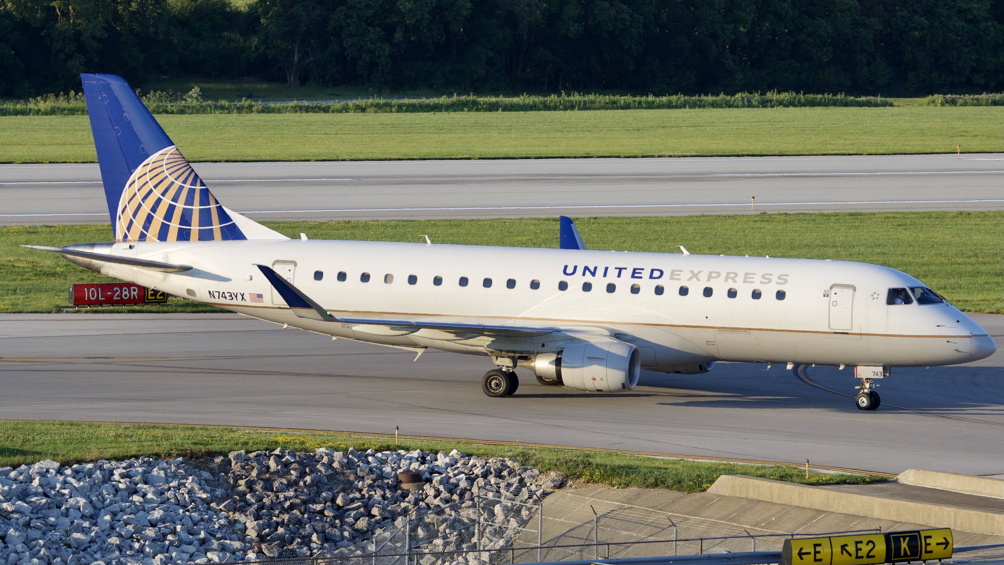 Full size: United Express Embraer E175LR N743YX at John Glenn Columbus International Airport