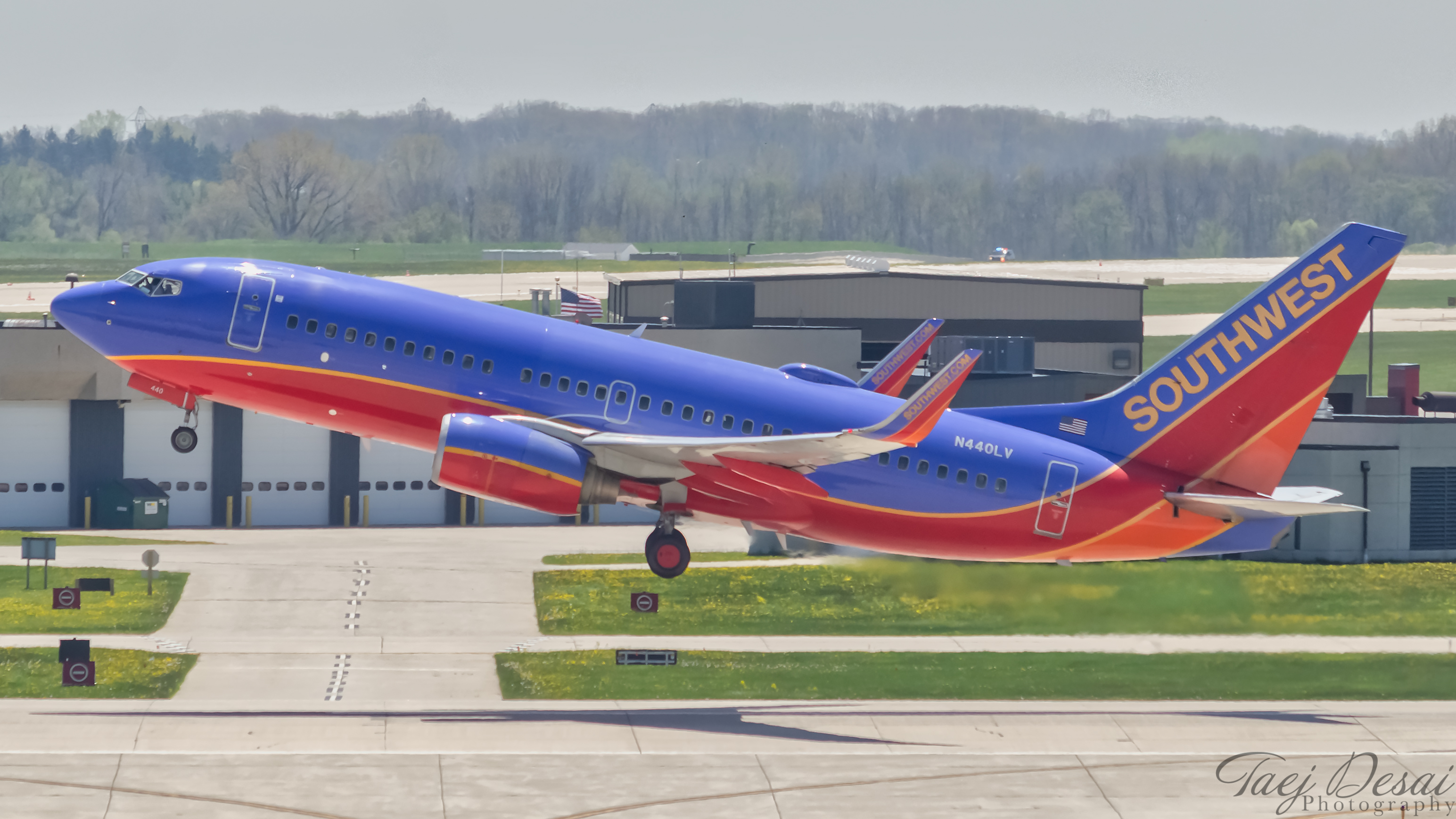 Full size: Southwest Airlines Boeing 737-700 N440LV at General Mitchell International Airport