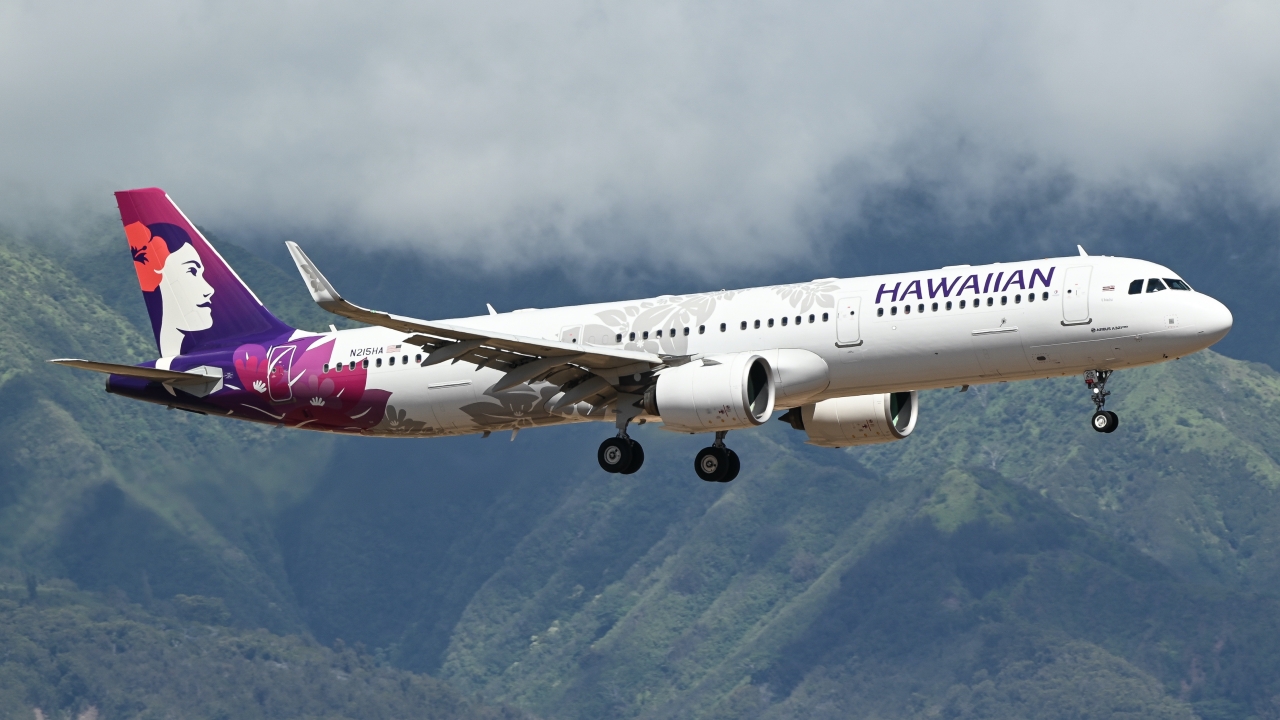 Full size: Hawaiian Airlines Airbus A321NEO N215HA at Kahului Airport