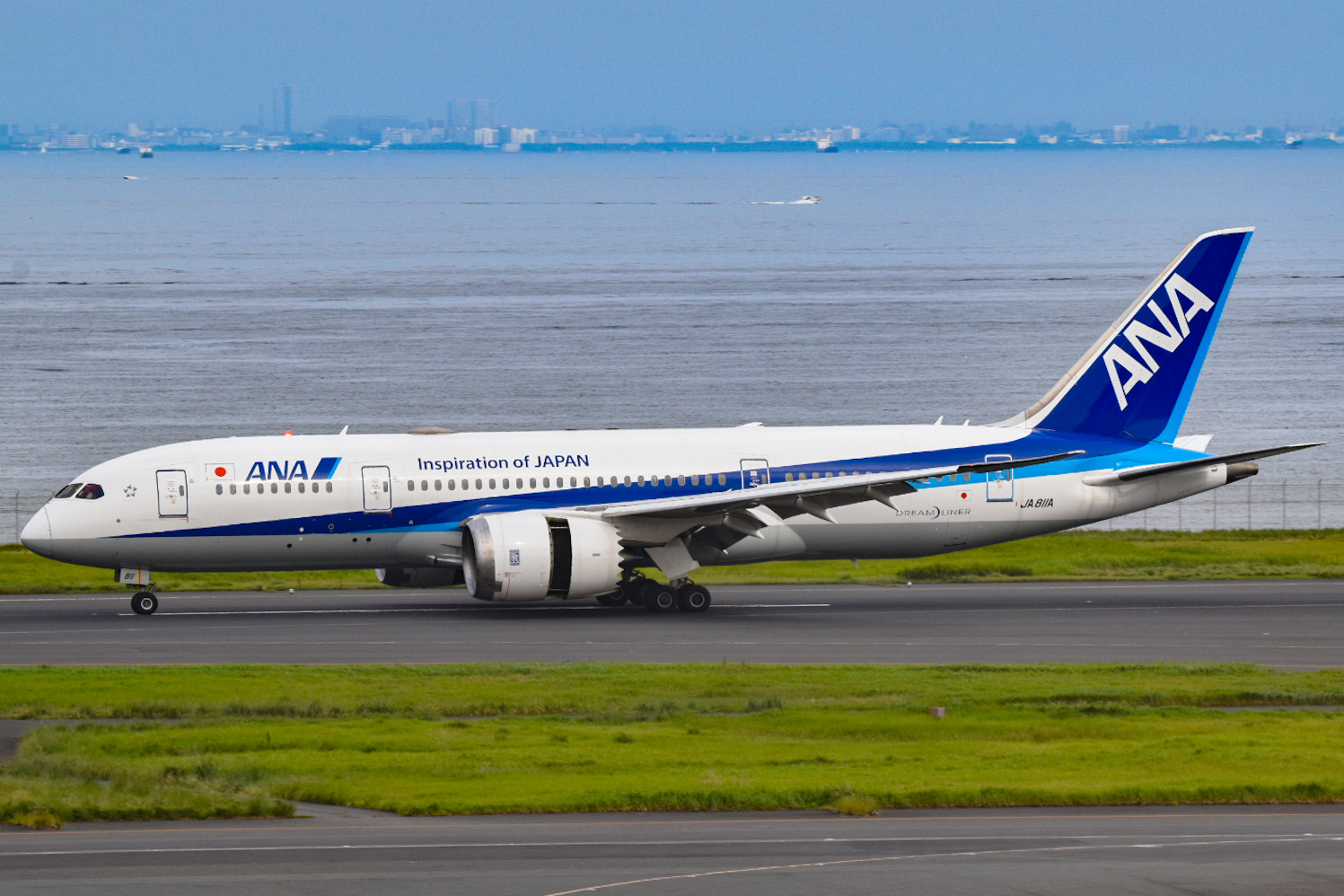 Full size: All Nippon Airways Boeing 787-8 JA811A  at Tokyo-Haneda Airport