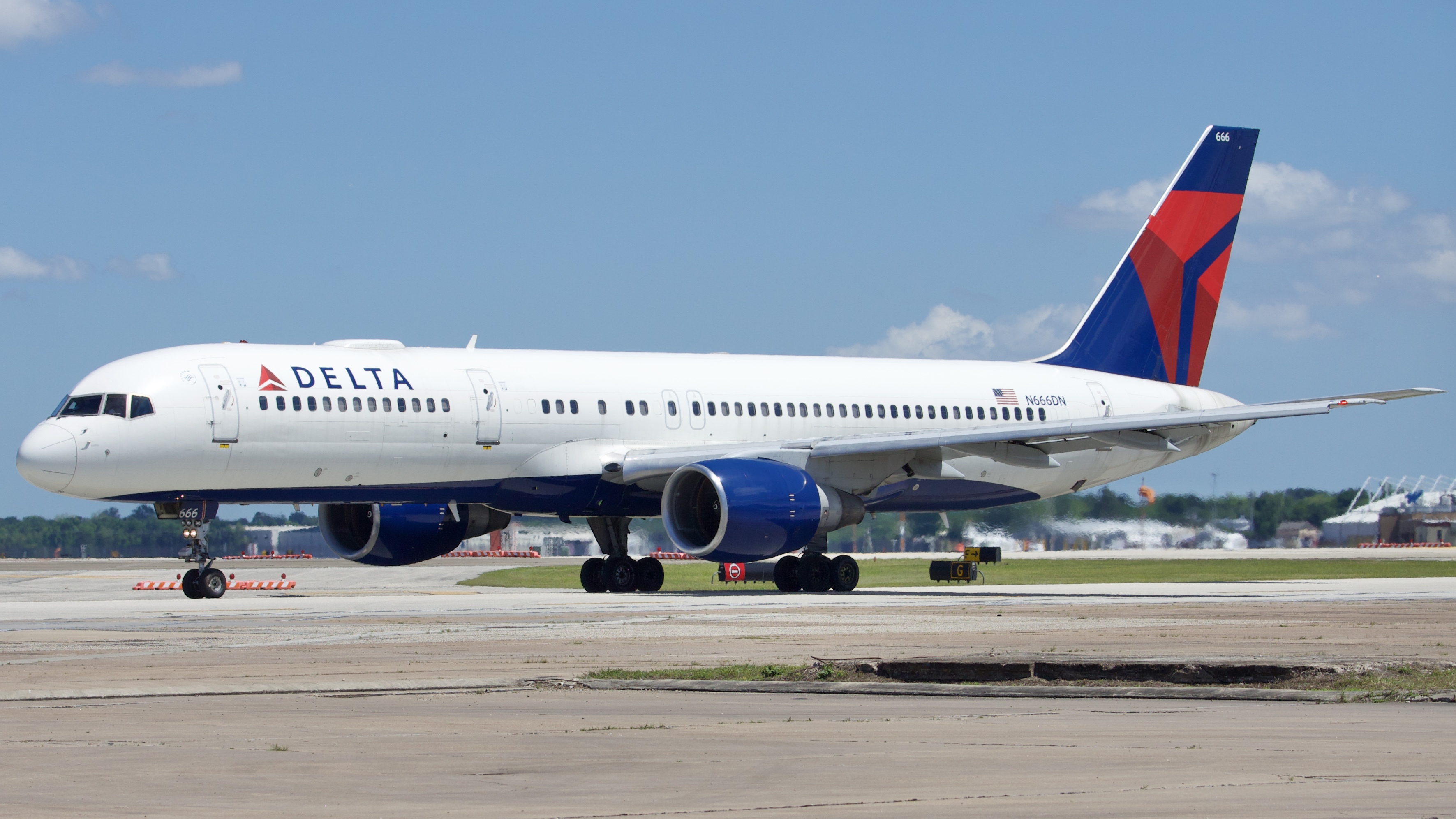 Full size: Delta Airlines Boeing 757-200 N666DN at William P Hobby Airport