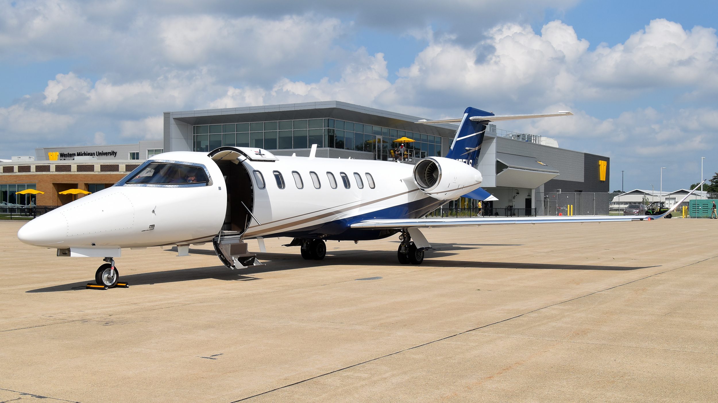 Full size: PRIVATE Learjet 75 N475LS at Battle Creek Kalamazoo International Airport