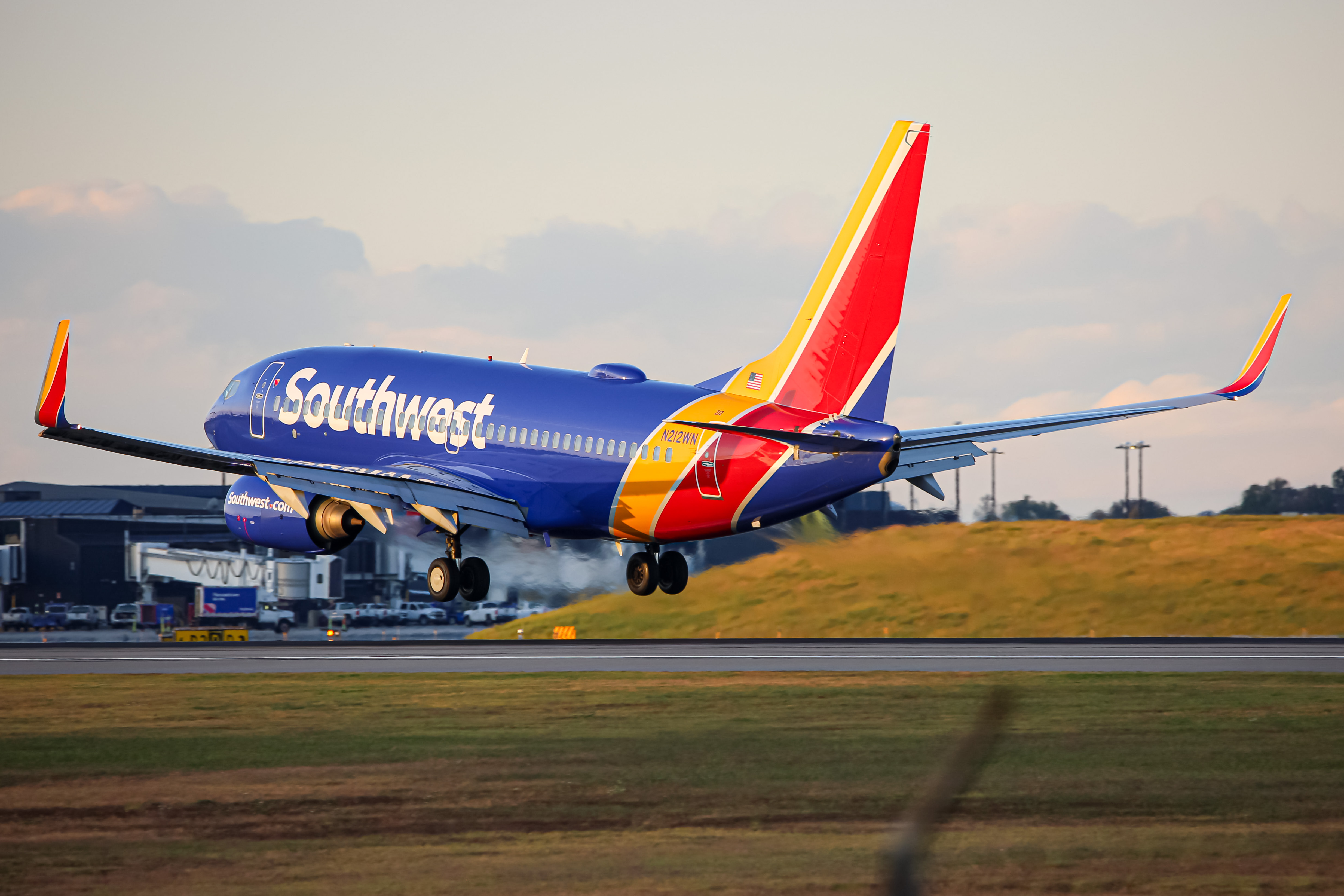 Full size: Southwest Airlines Boeing 737-700 N212WN at Baltimore/Washington International Thurgood Marshall Airport
