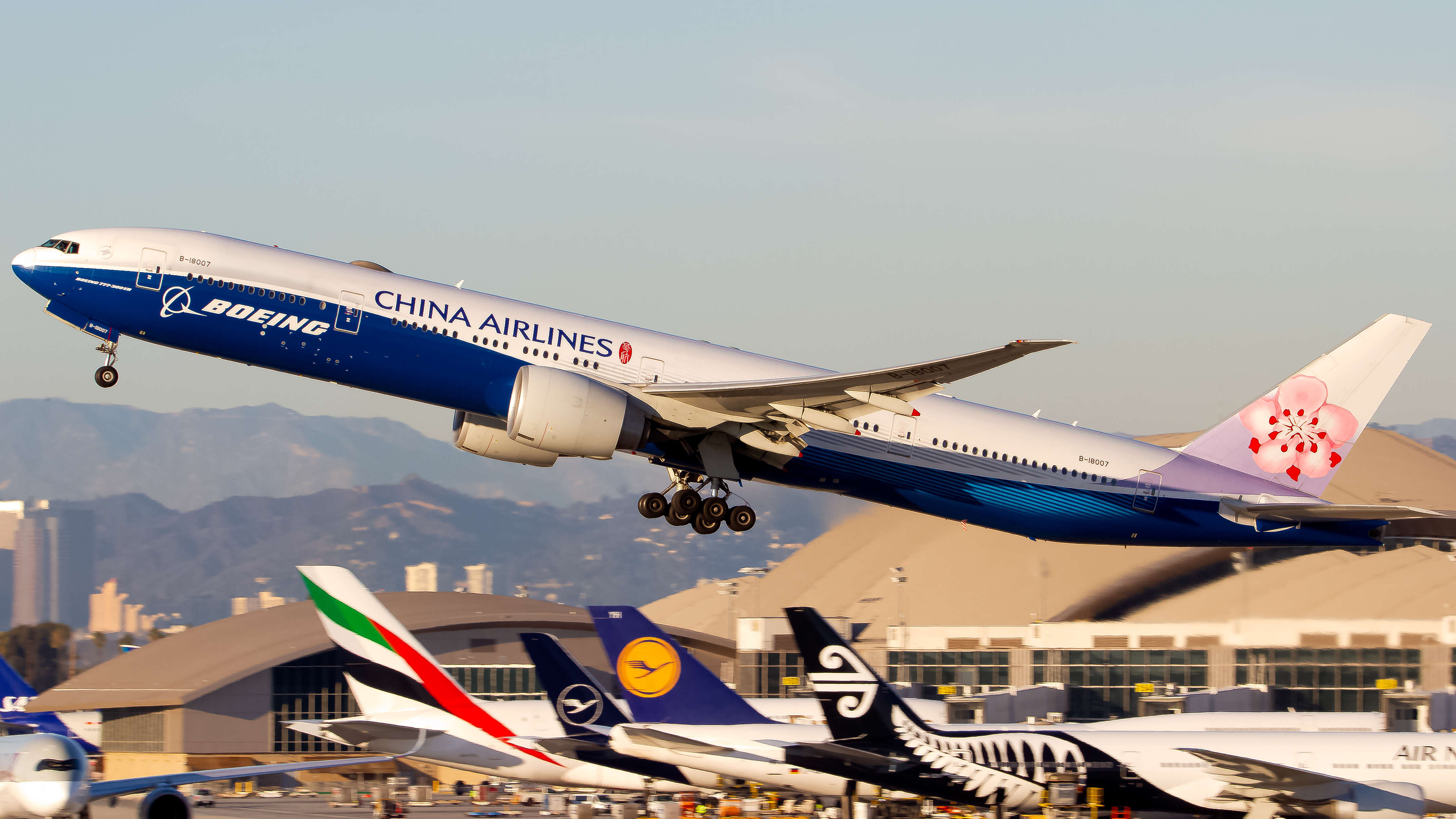 Full size: China Airlines Boeing 777-300ER B-18007 at Los Angeles International Airport