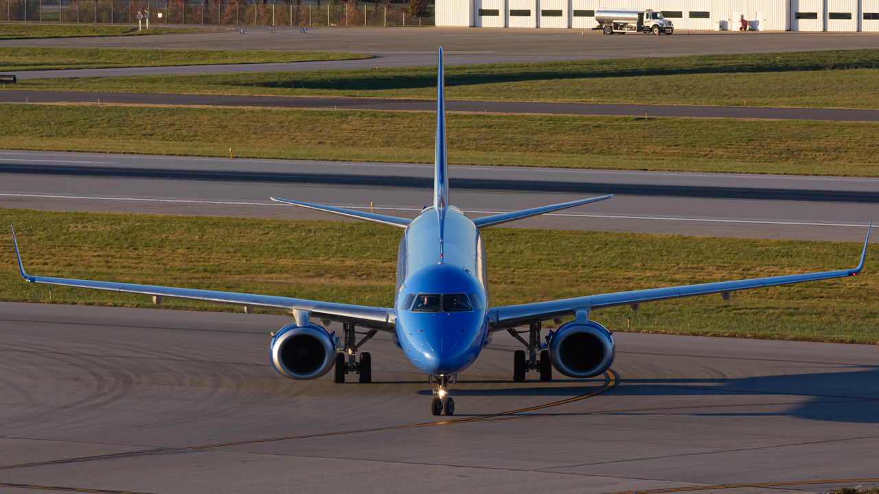 Full size: Breeze Airways Embraer E190 N108BZ at John Glenn Columbus International Airport