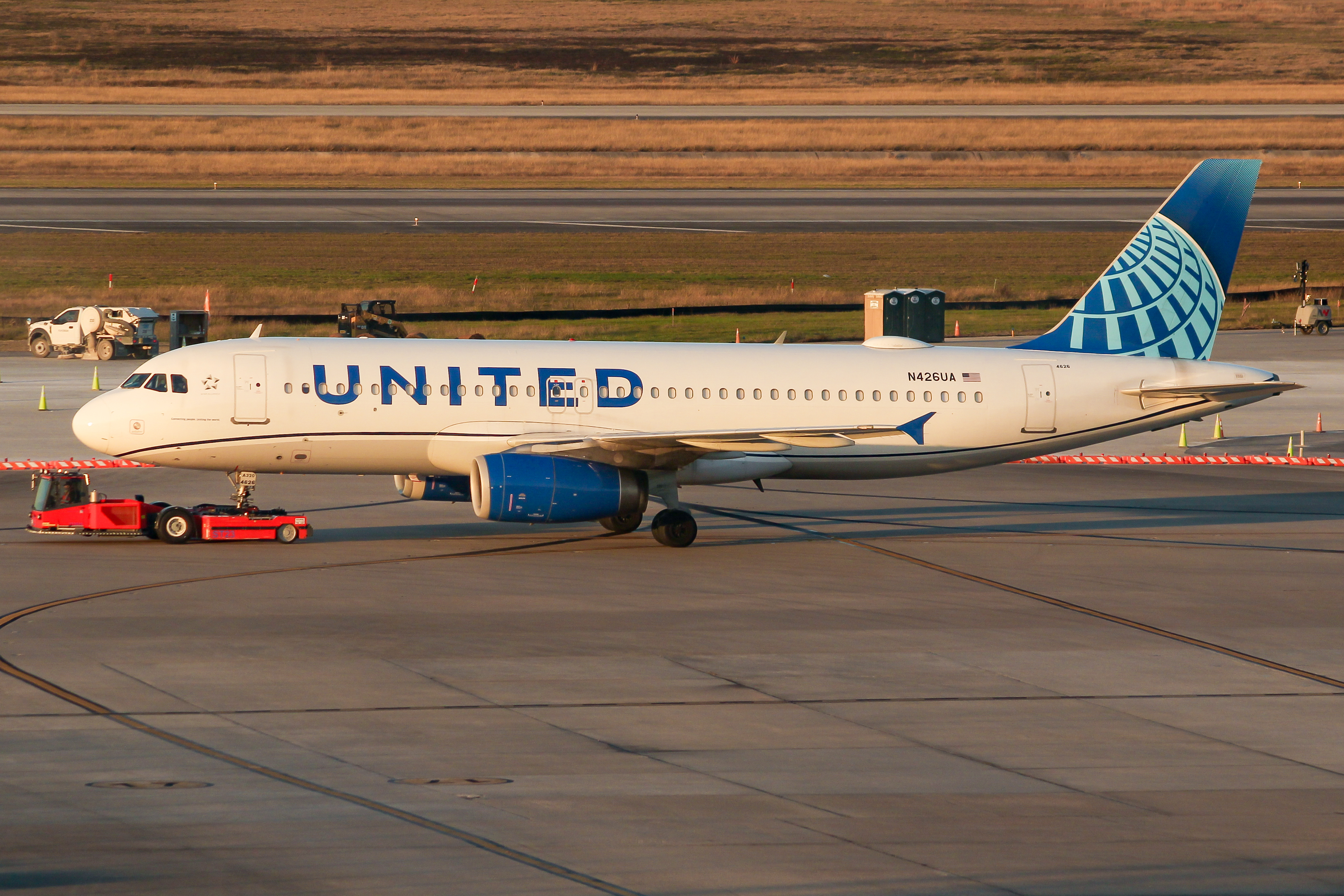 Full size: United Airlines Airbus A320 N426UA  at Houston-George Bush Intercontinental Airport