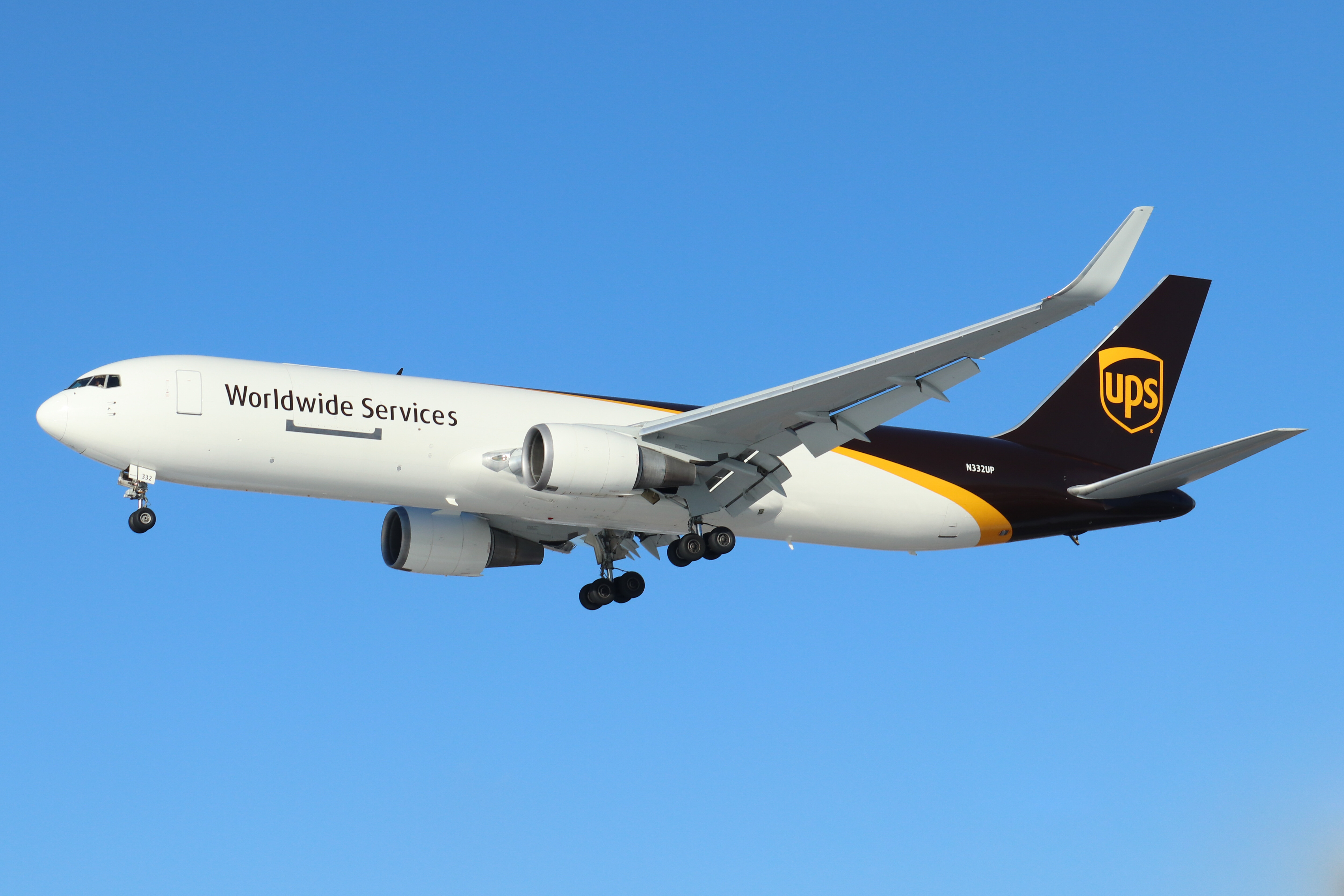 Full size: United Parcel Service Boeing 767-300F N332UP at Philadelphia International Airport