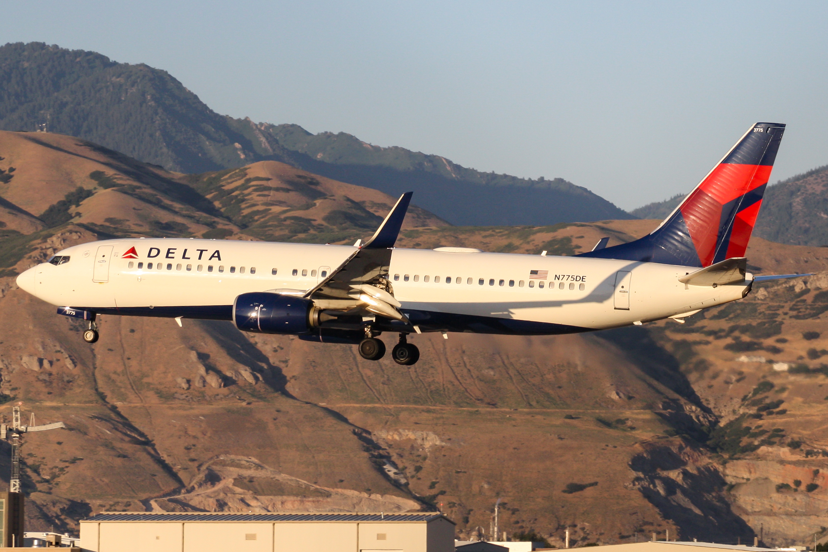 Full size: Delta Airlines Boeing 737-800 N775DE at Salt Lake City International Airport