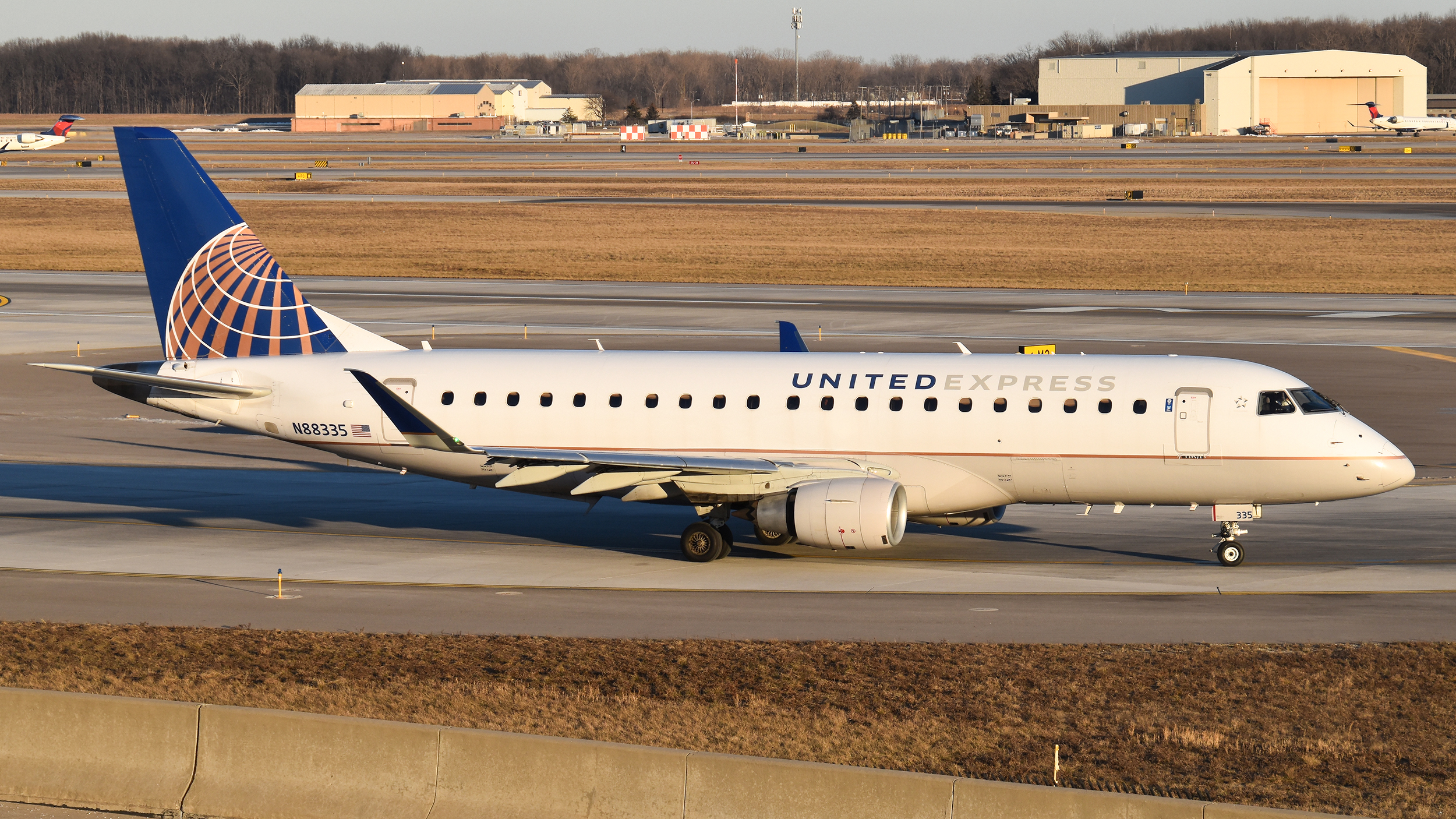 Full size: United Express Embraer E175 N88335 at Detroit Metro Wayne County Airport