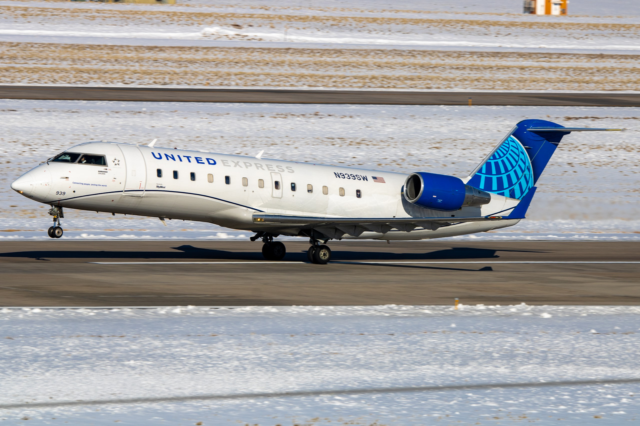 Full size: United Express Mitsubishi CRJ-200 N939SW at Denver International Airport
