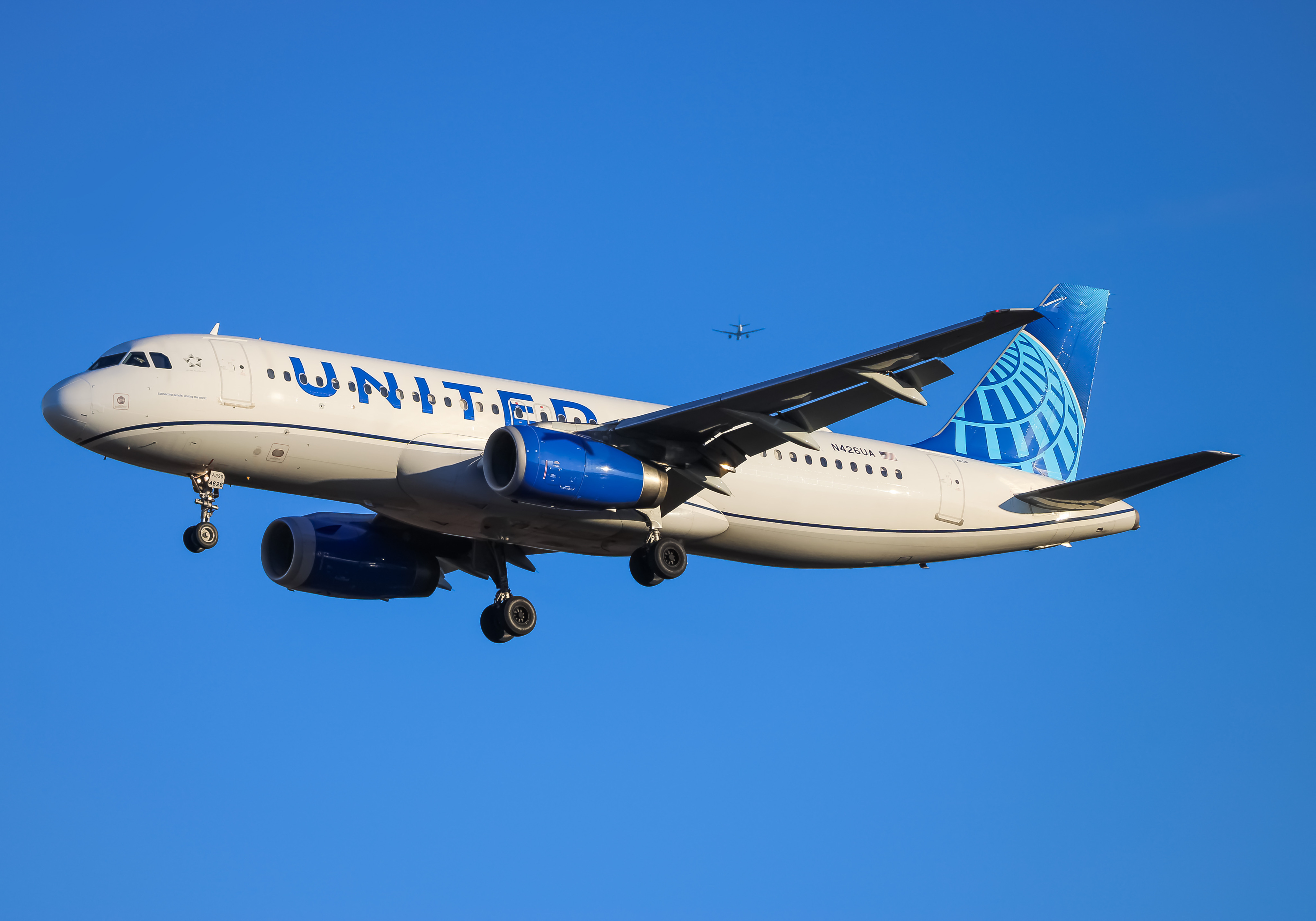 Full size: United Airlines Airbus A320 N426UA at Washington Dulles International Airport
