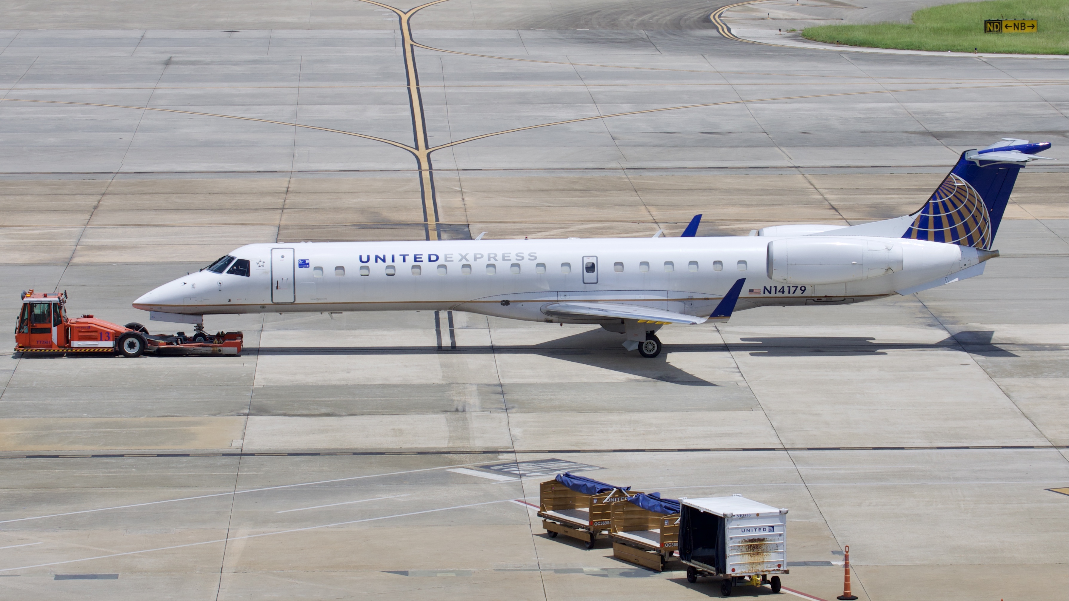 Full size: United Express Embraer ERJ145 N14179 at Houston-George Bush Intercontinental Airport